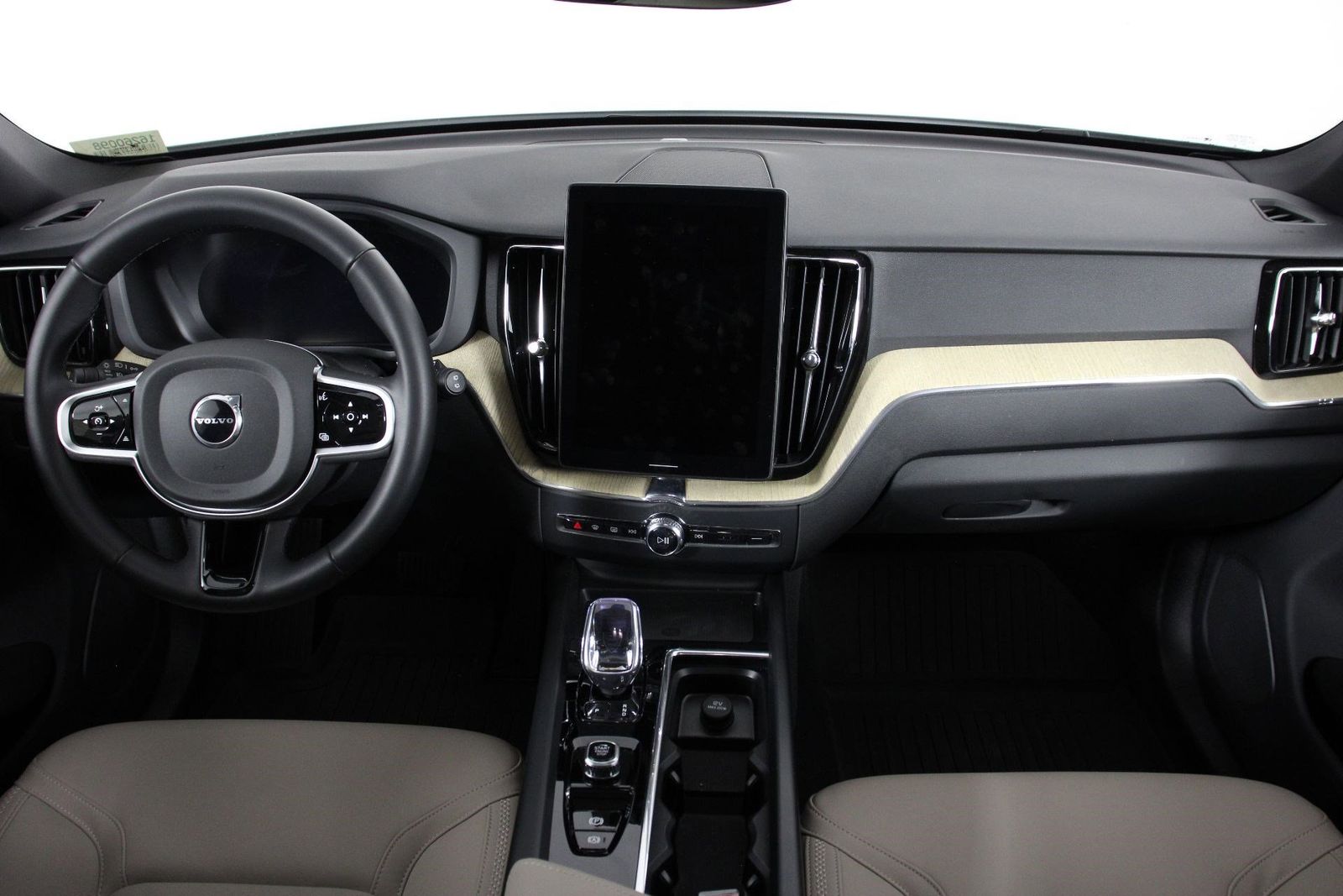 2026 Volvo XC60 B5 Plus photo 6