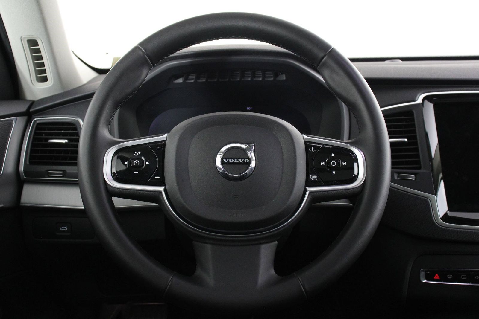 2024 Volvo XC90 B5 Core photo 3