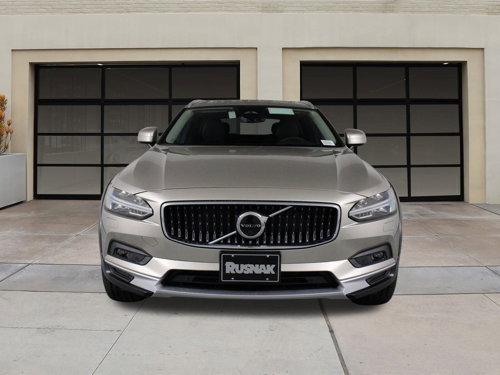 2025 Volvo V90 Cross Country B6 photo 2