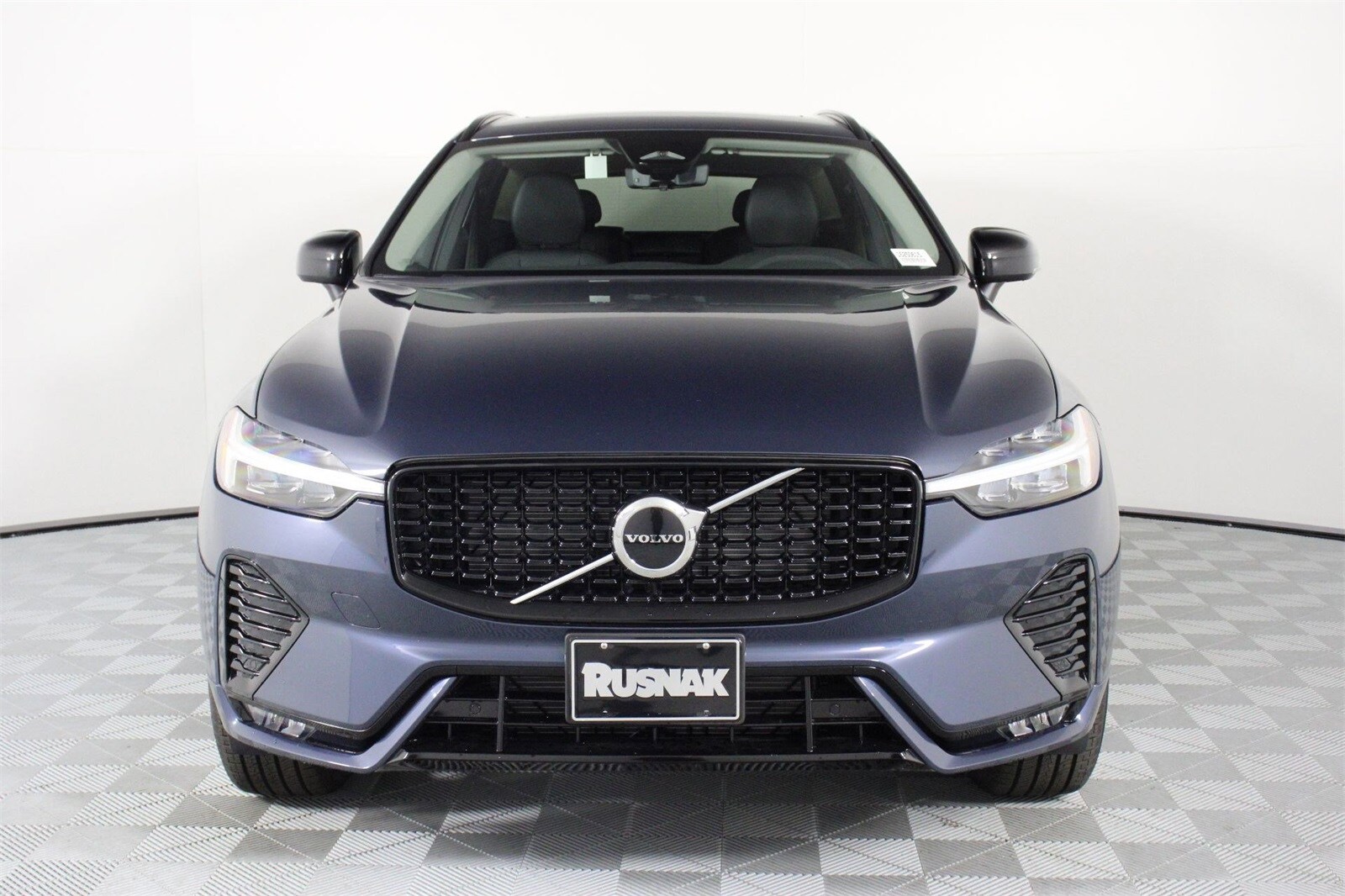 2025 Volvo XC60 B5 Core photo 2