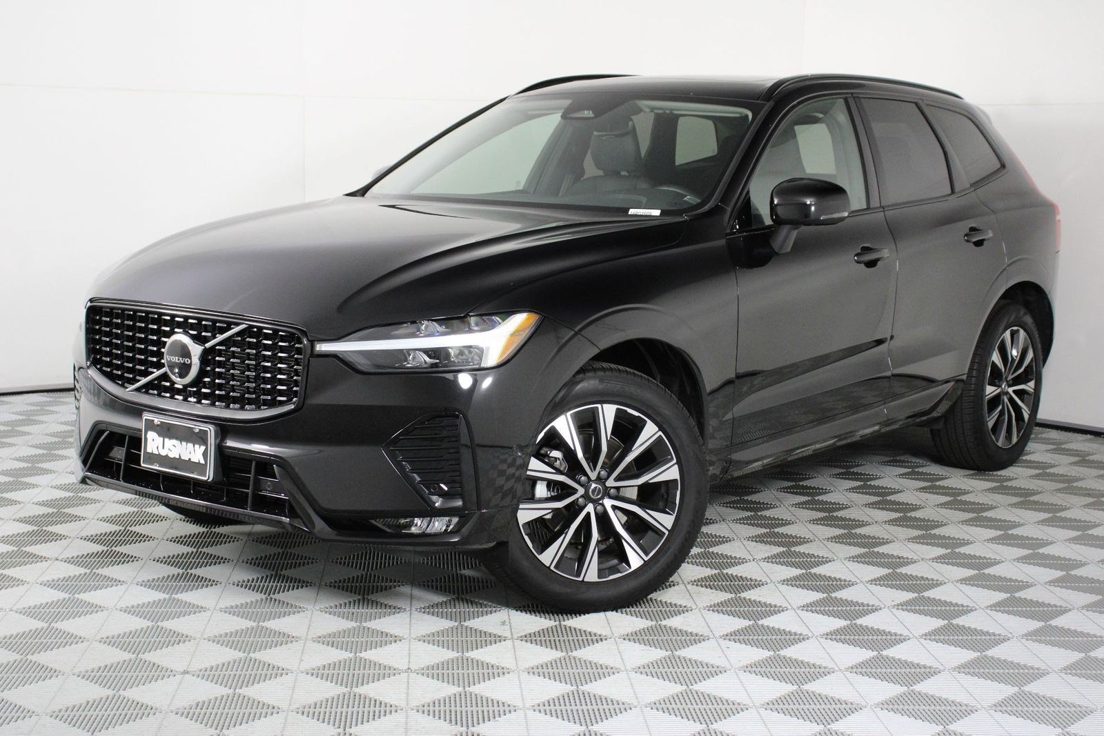 2025 Volvo XC60 B5 Plus photo 2