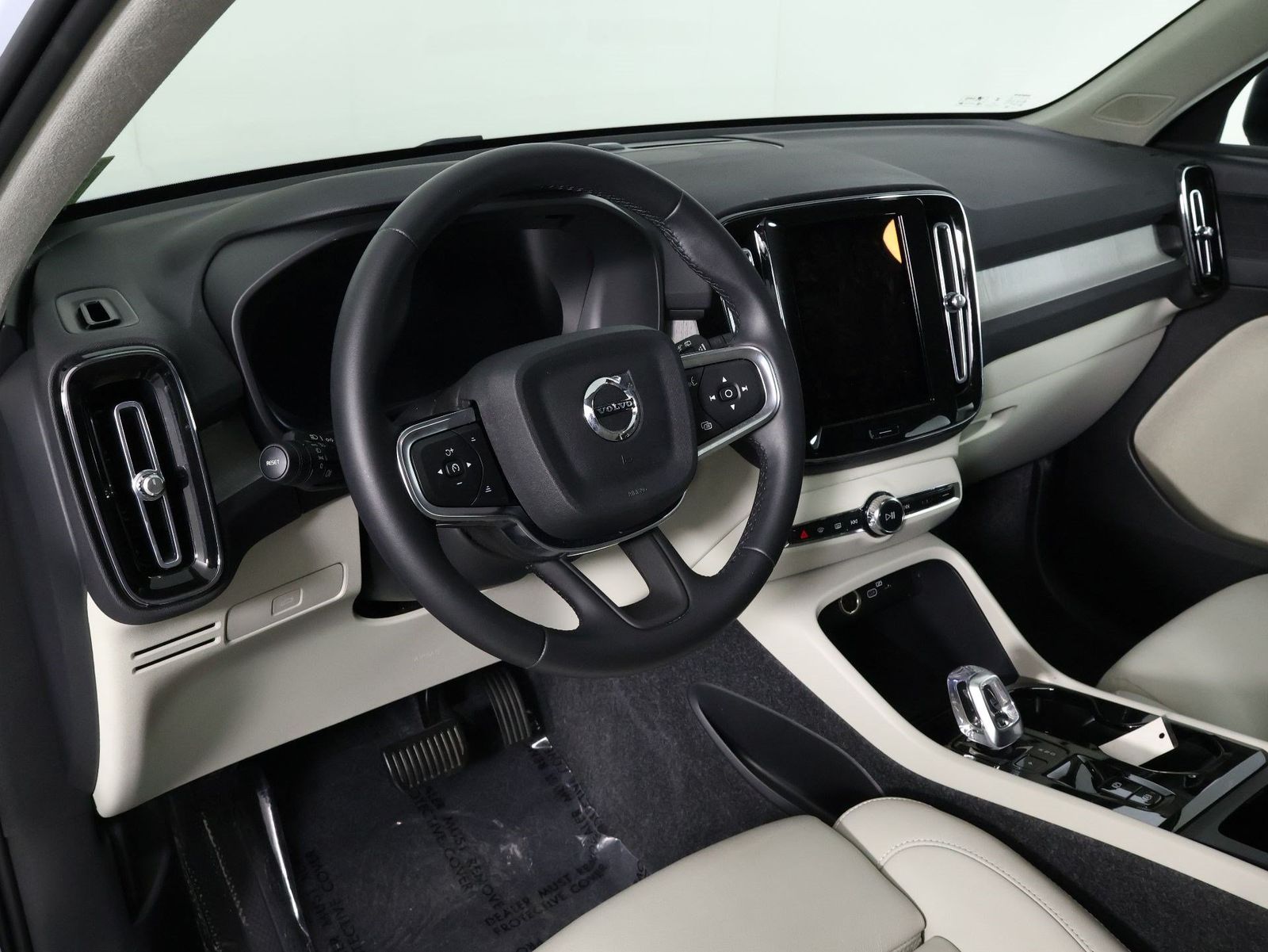 2026 Volvo XC40 Plus - Photo 14