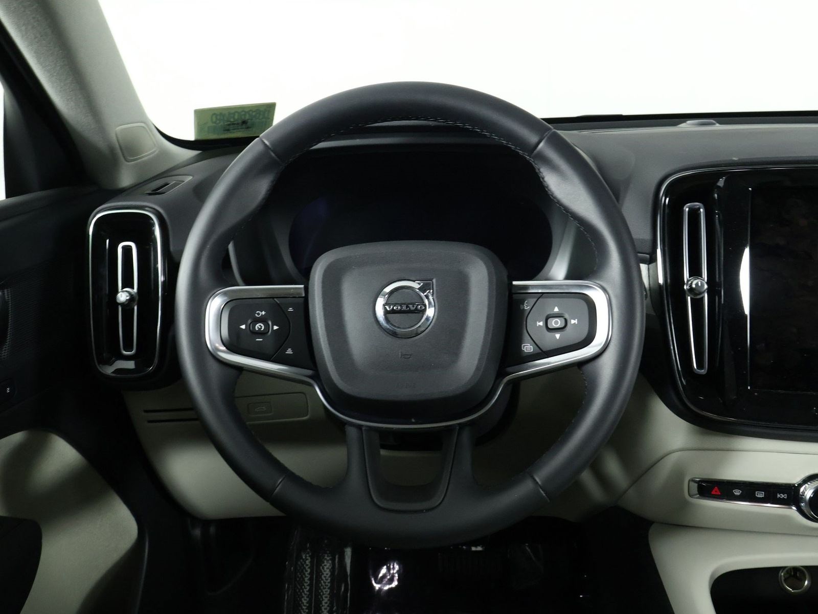 2026 Volvo XC40 Plus - Photo 8