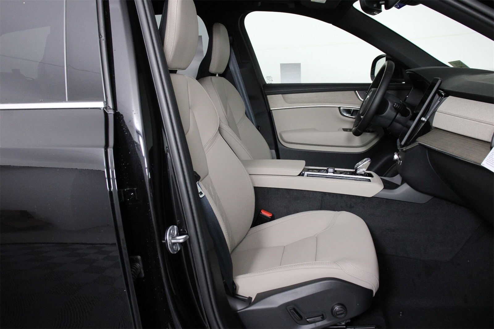 2026 Volvo XC90 Plus - Photo 10