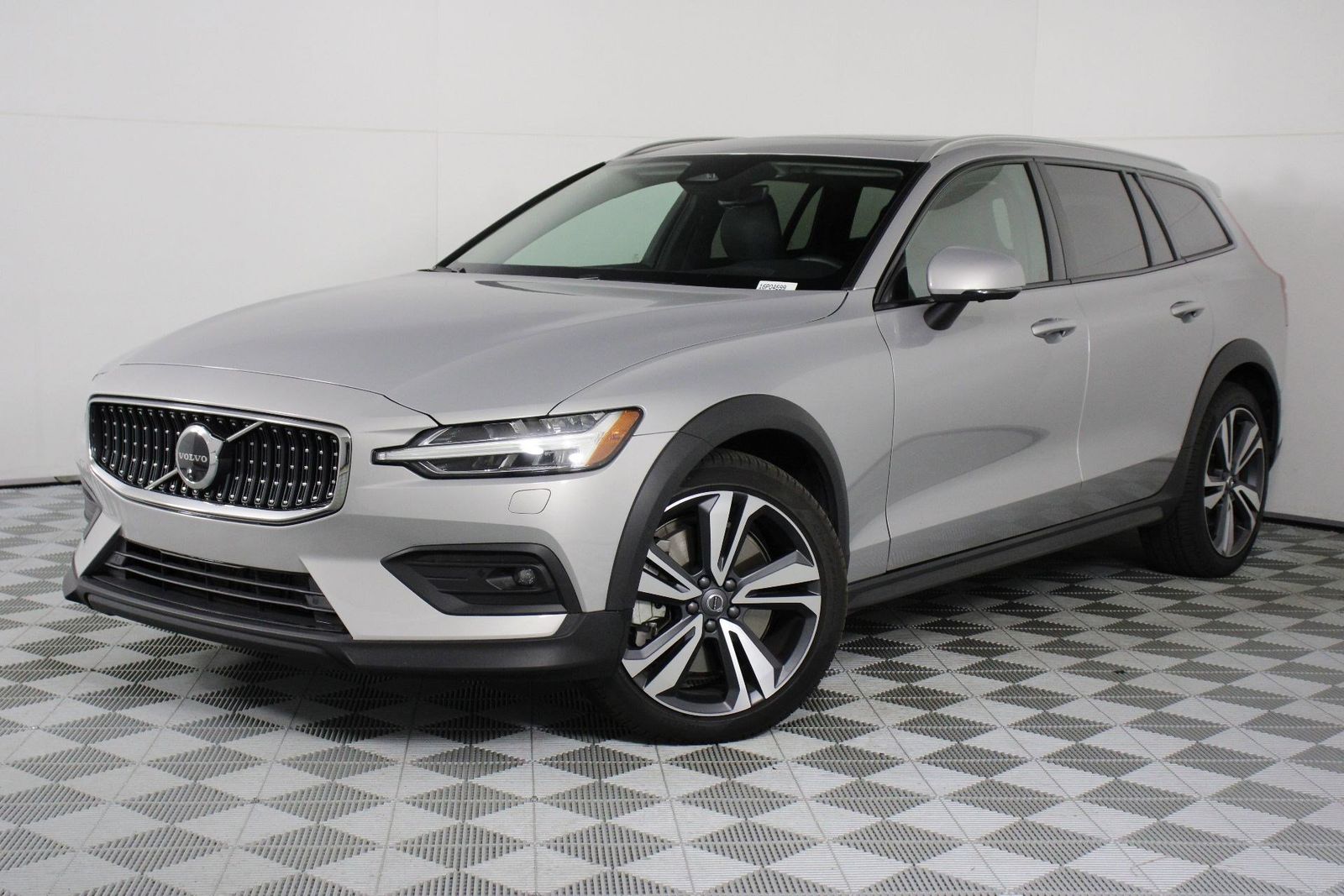 2025 Volvo V60 Cross Country B5 Plus photo 2