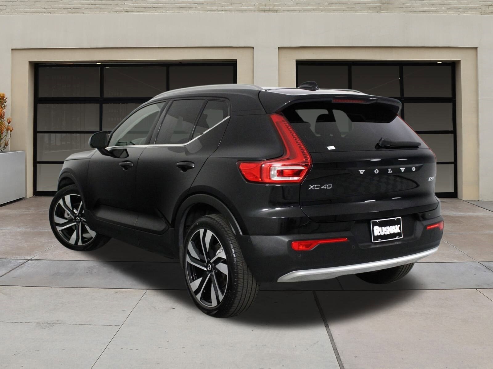 2025 Volvo XC40 Plus photo 2