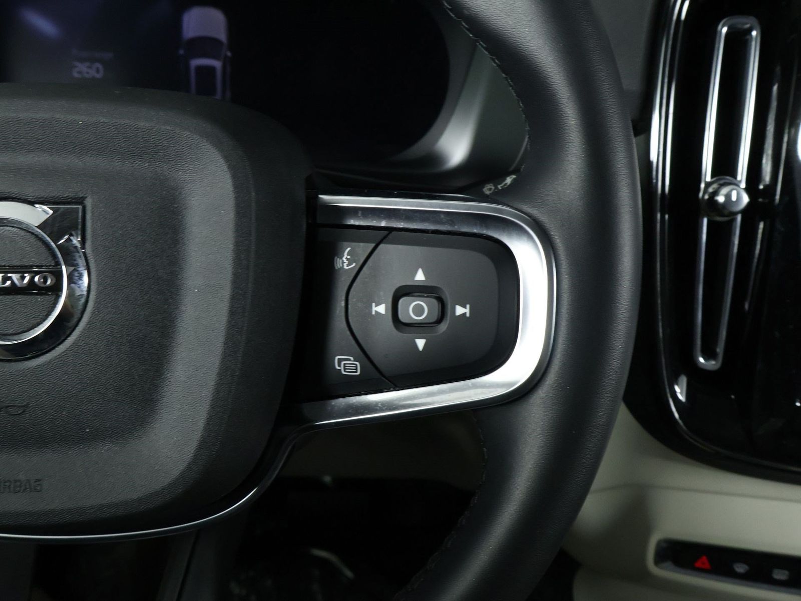 2026 Volvo XC40 Plus - Photo 11