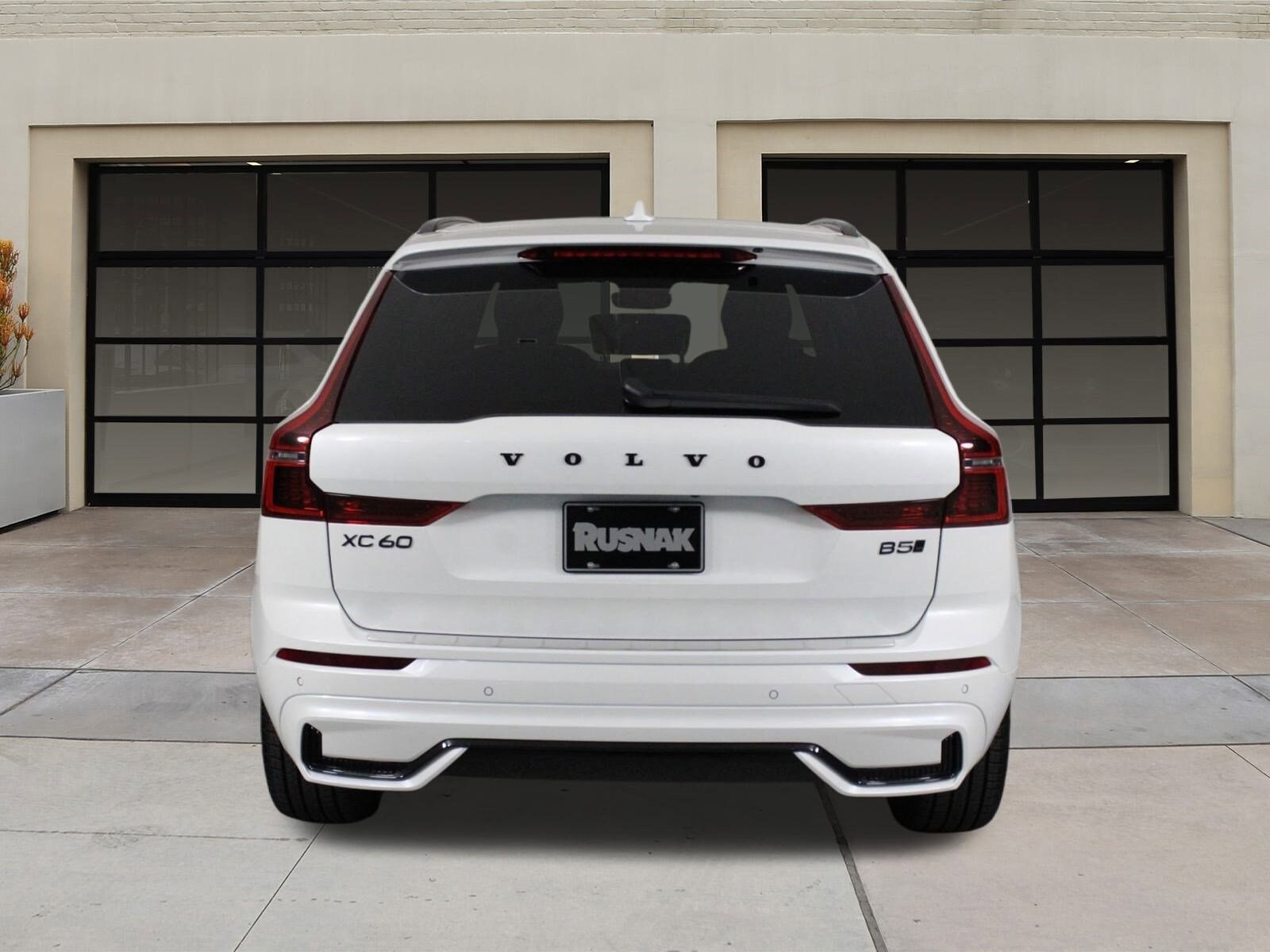 2026 Volvo XC60 B5 Black Edition photo 3