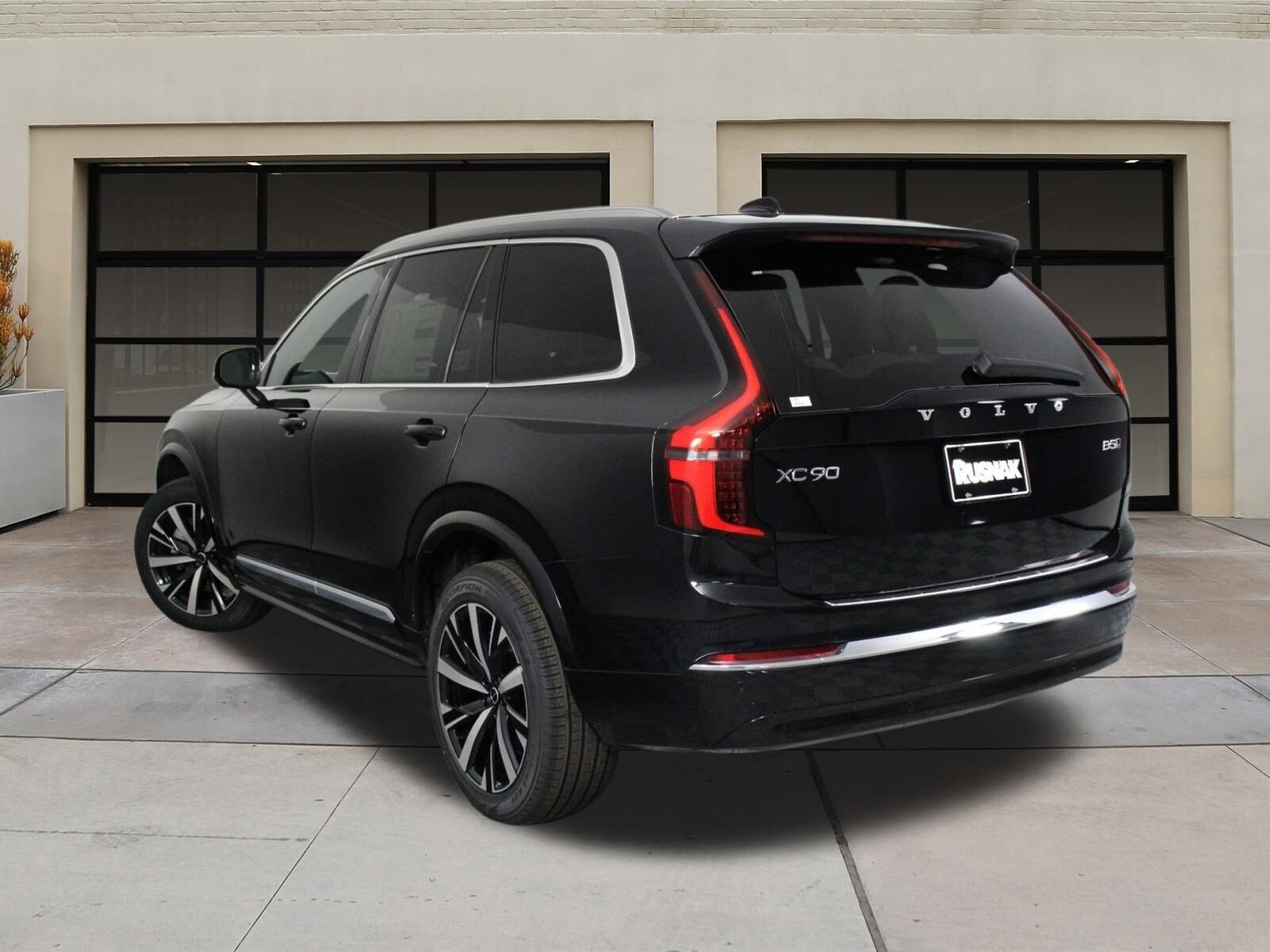 2025 Volvo XC90 B5 Core photo 3