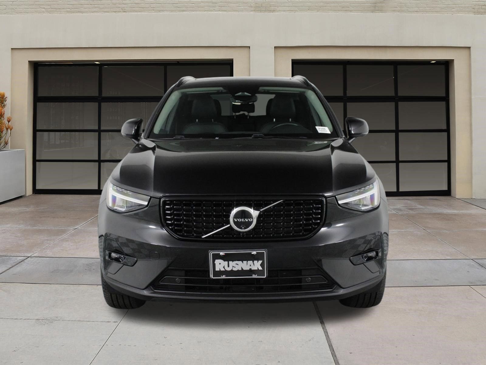 2025 Volvo XC40 B5 Plus Dark Theme photo 5