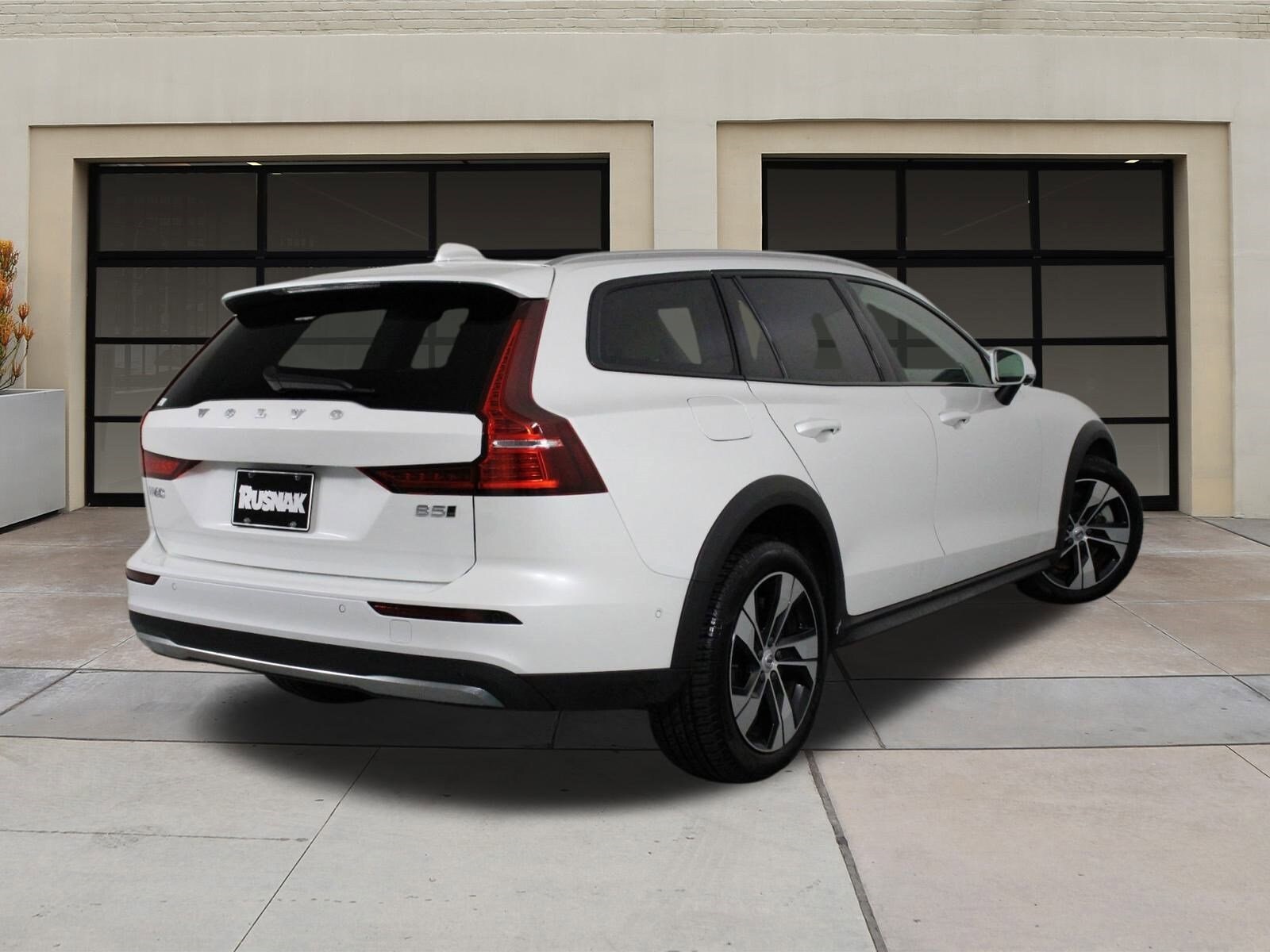 2025 Volvo V60 Cross Country B5 Plus photo 4