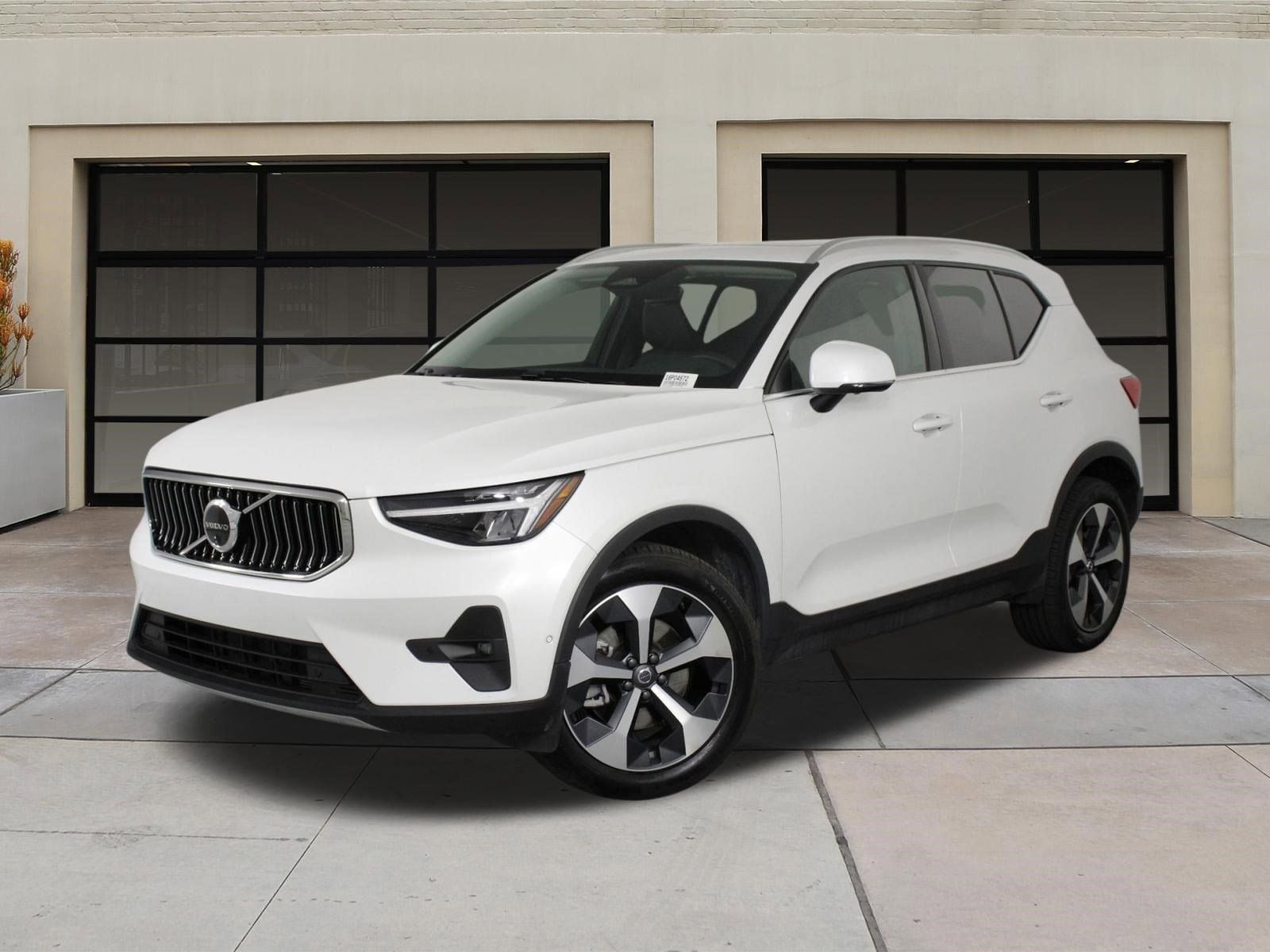2025 Volvo XC40 B5 Plus Bright Theme photo 2