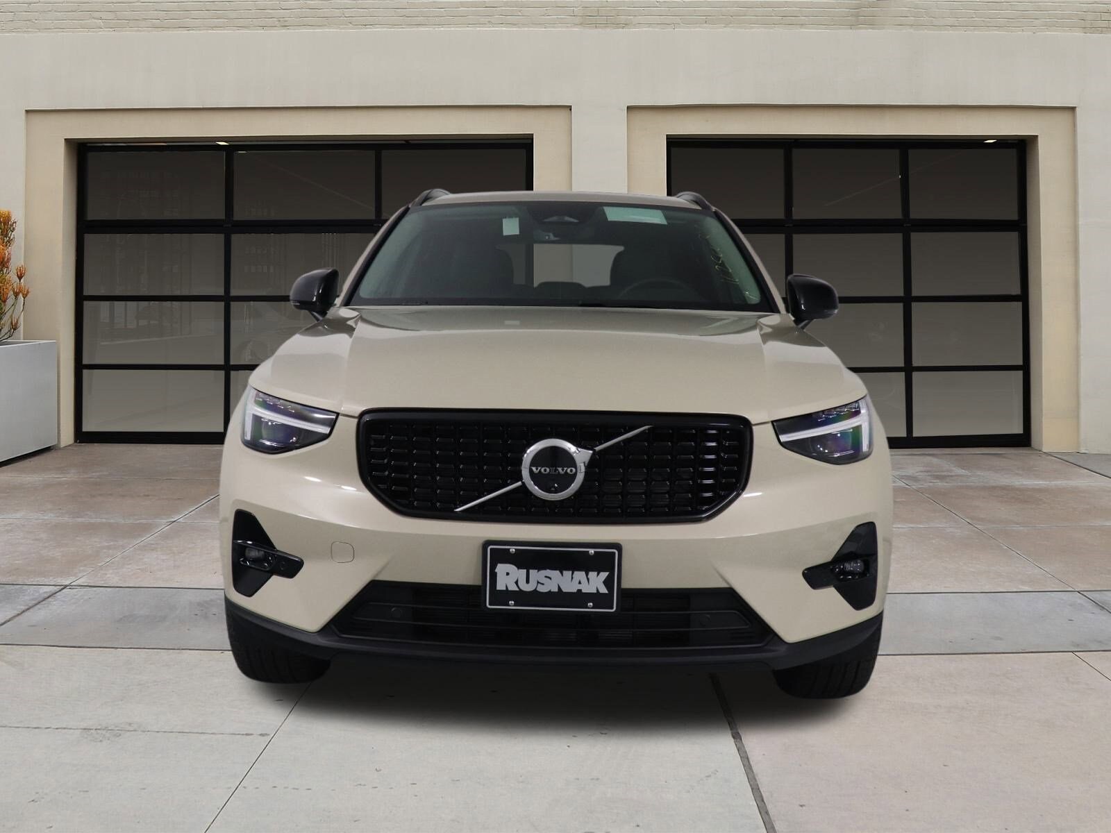 2025 Volvo XC40 Plus photo 2