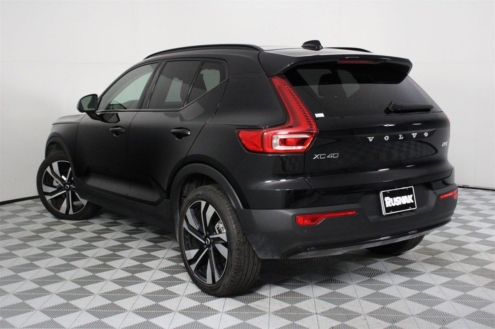 2025 Volvo XC40 Plus photo 2