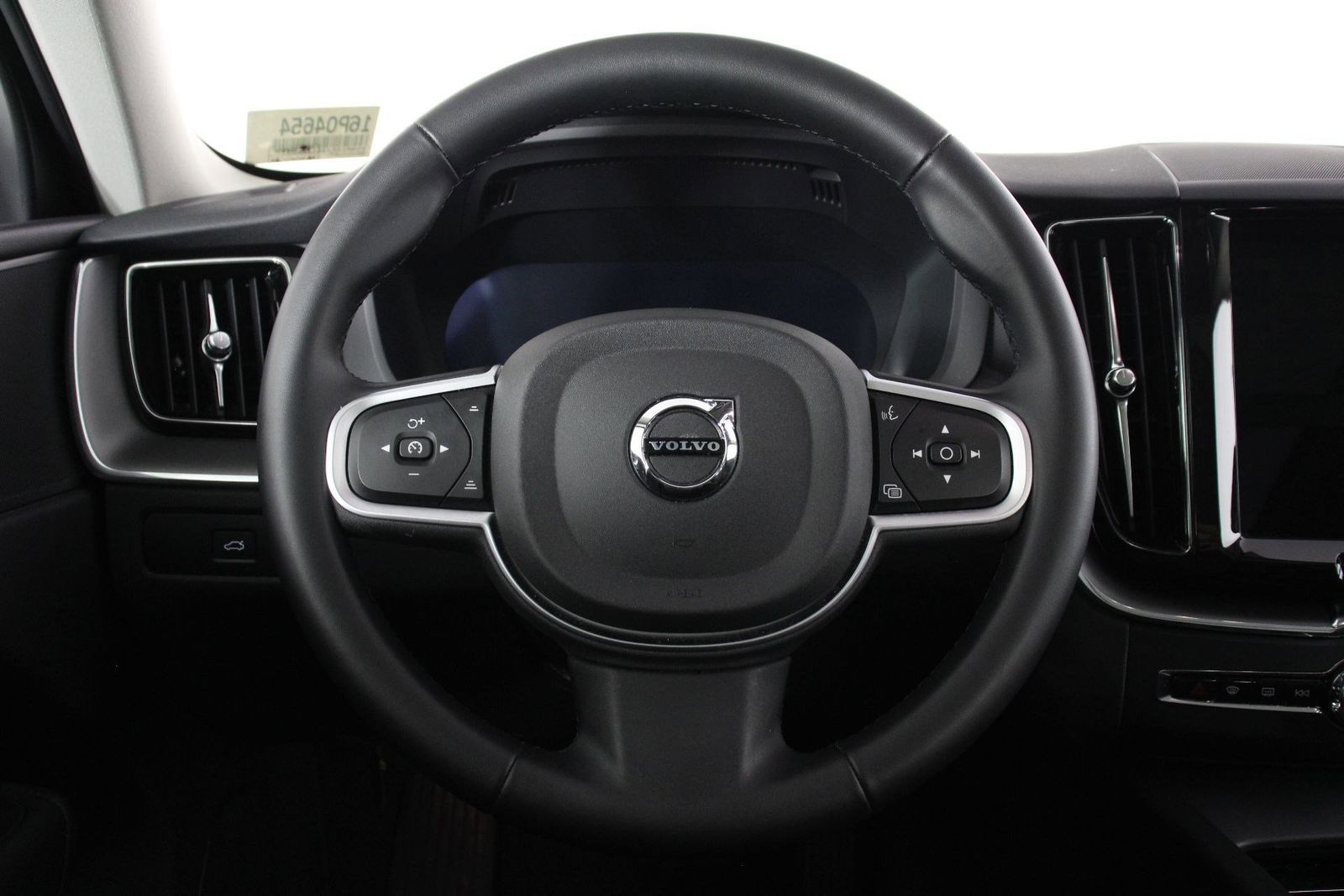 2025 Volvo XC60 B5 Core photo 3