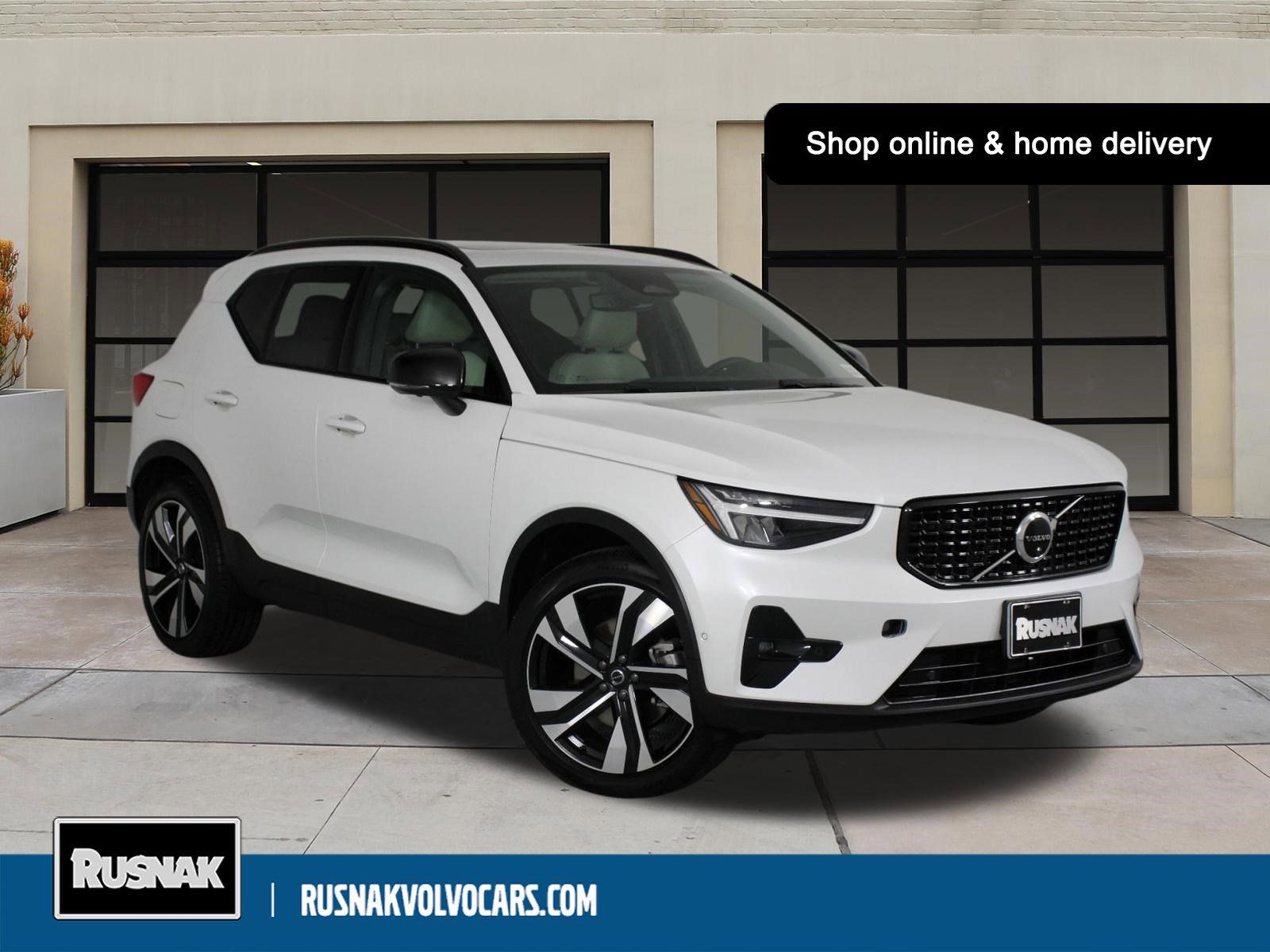 2023 Volvo XC40 B5 Ultimate Dark AWD's photo