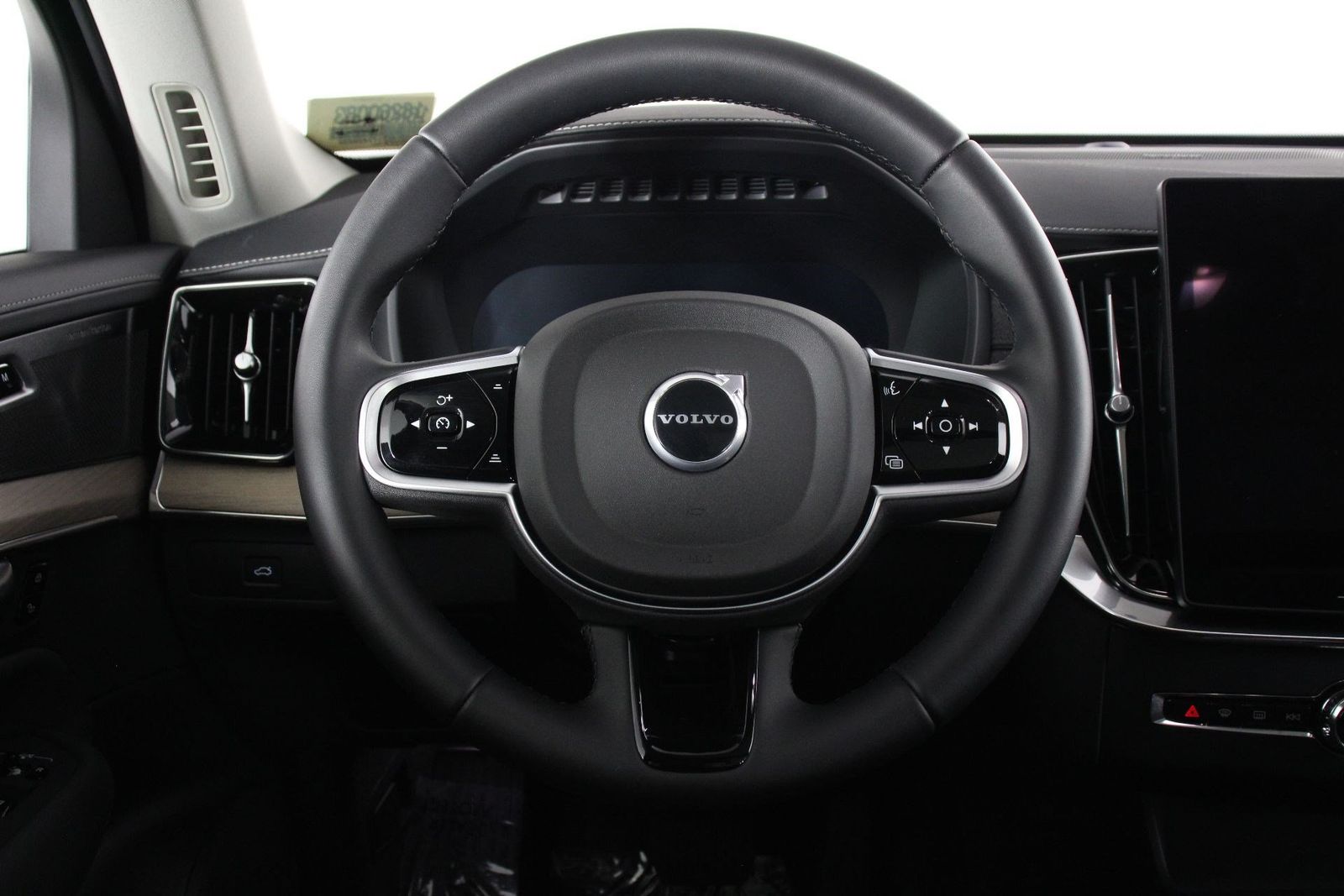 2026 Volvo XC90 Plus - Photo 8
