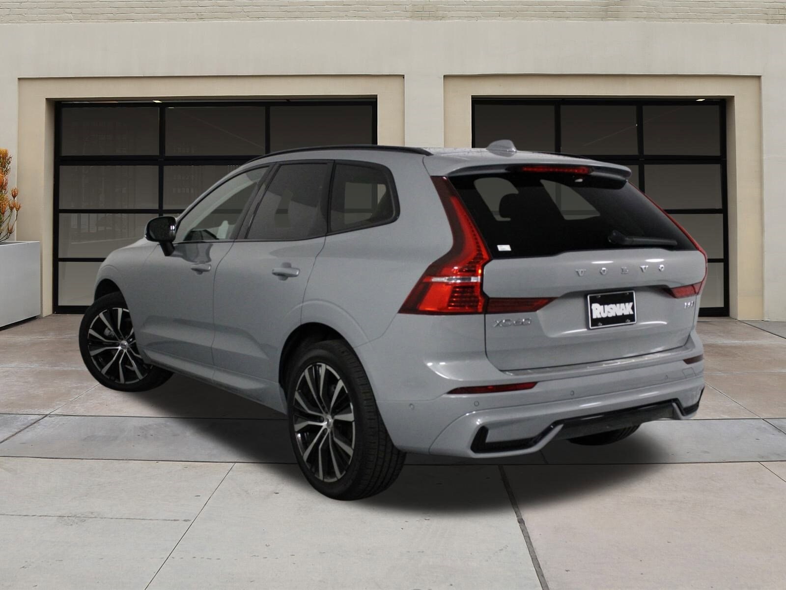 2025 Volvo XC60 B5 Plus photo 2