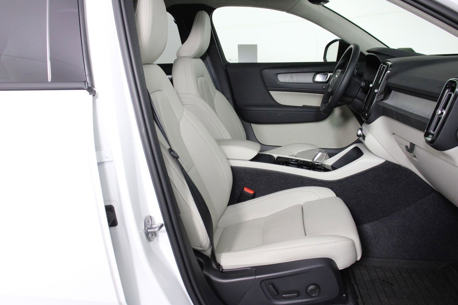 2026 Volvo XC40 Plus - Photo 29
