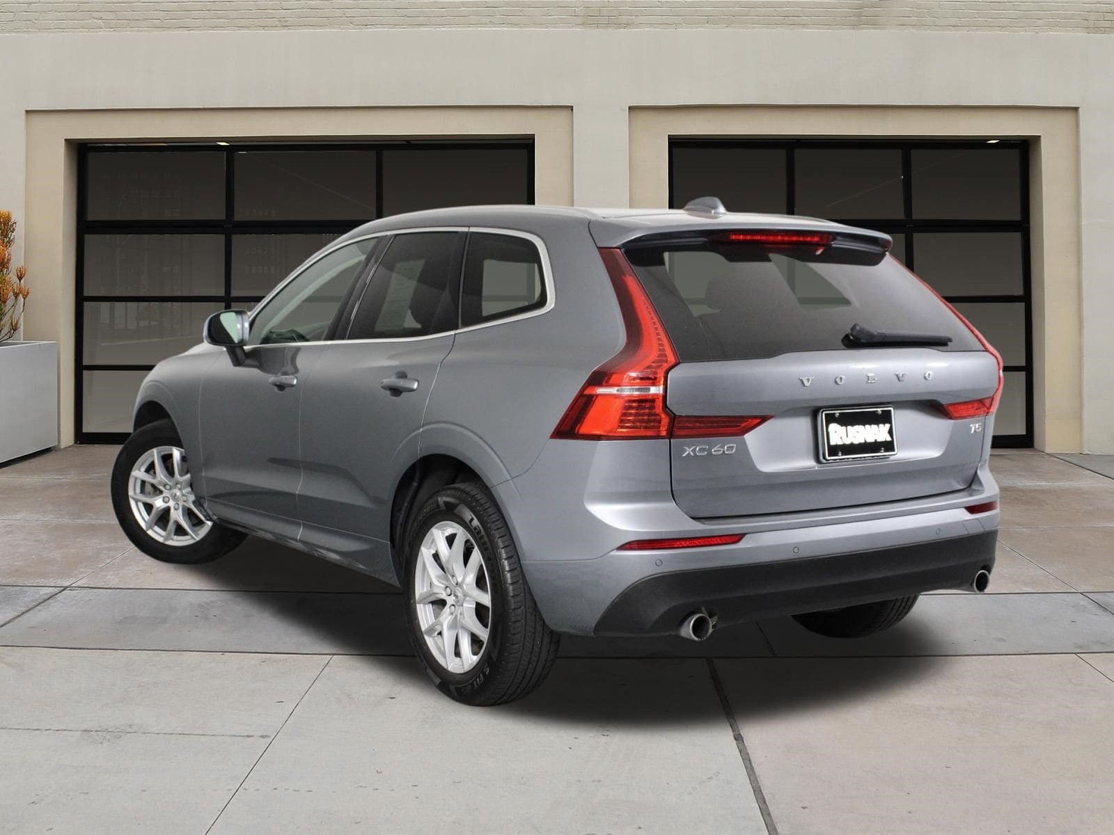 Used 2021 Volvo XC60 Momentum with VIN YV4102DK8M1727024 for sale in Pasadena, CA