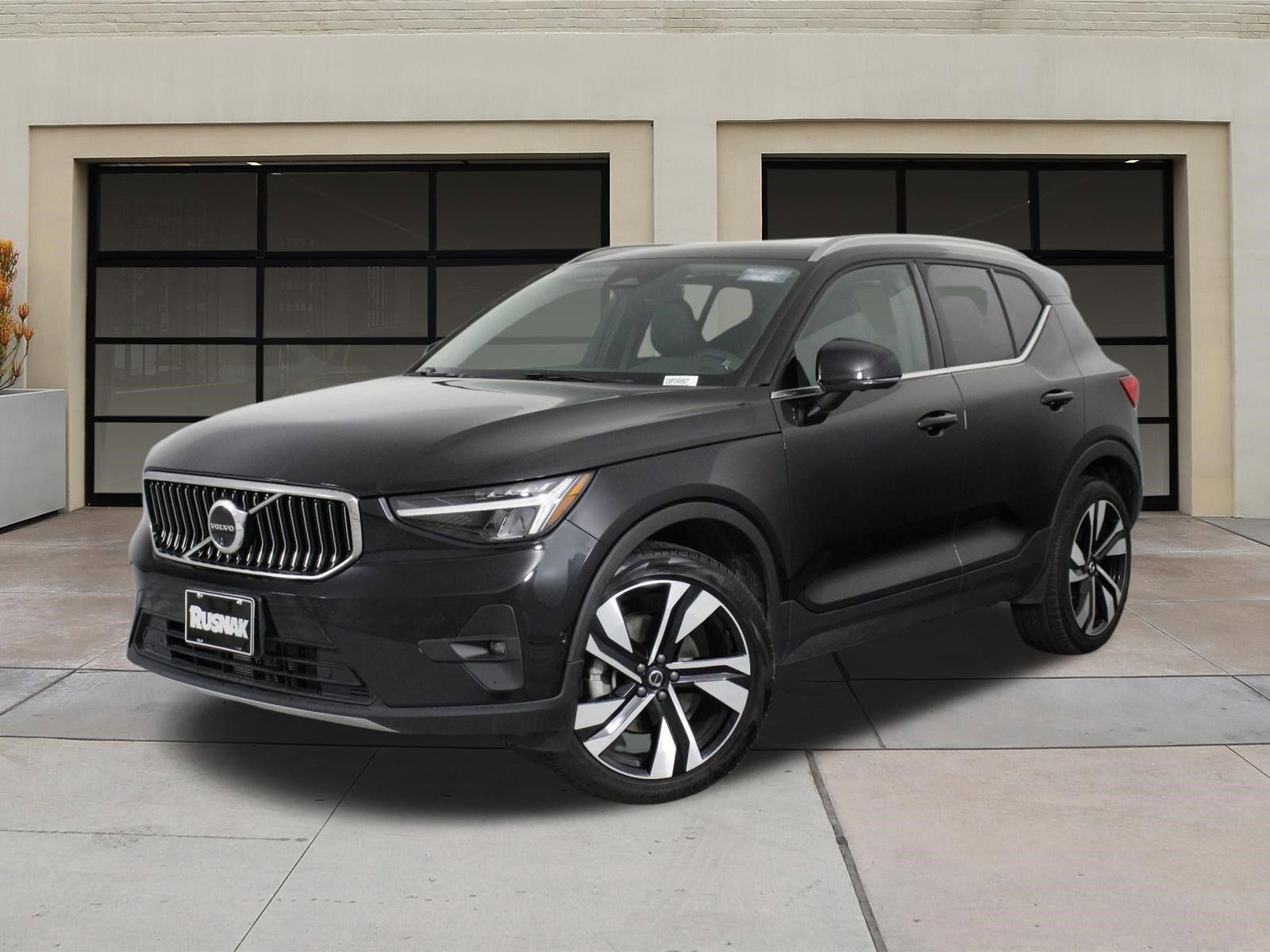 2025 Volvo XC40 B5 Plus Bright Theme photo 2