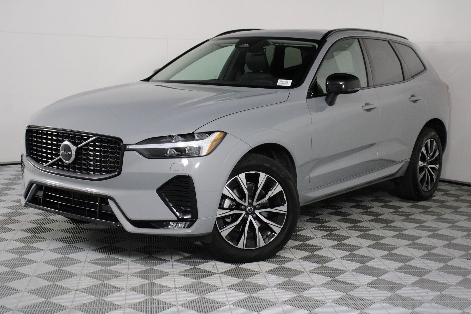 2025 Volvo XC60 B5 Core photo 2