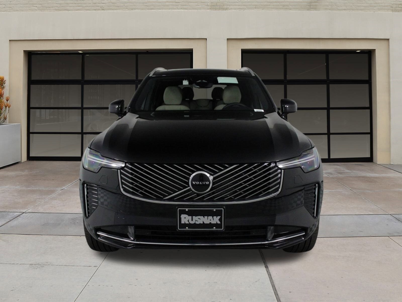 2025 Volvo XC90 B5 Core photo 2