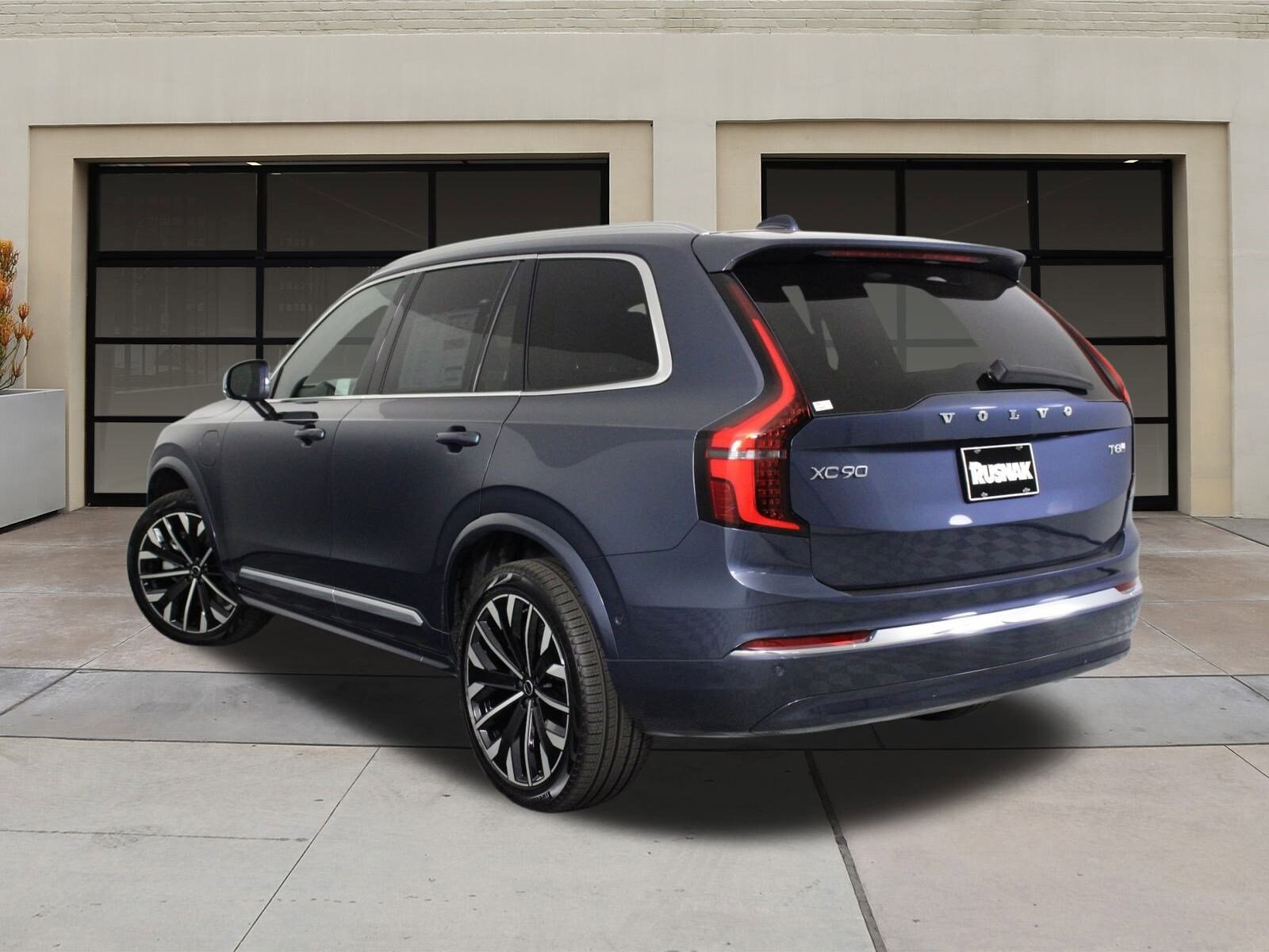 2026 Volvo XC90 T8 photo 2
