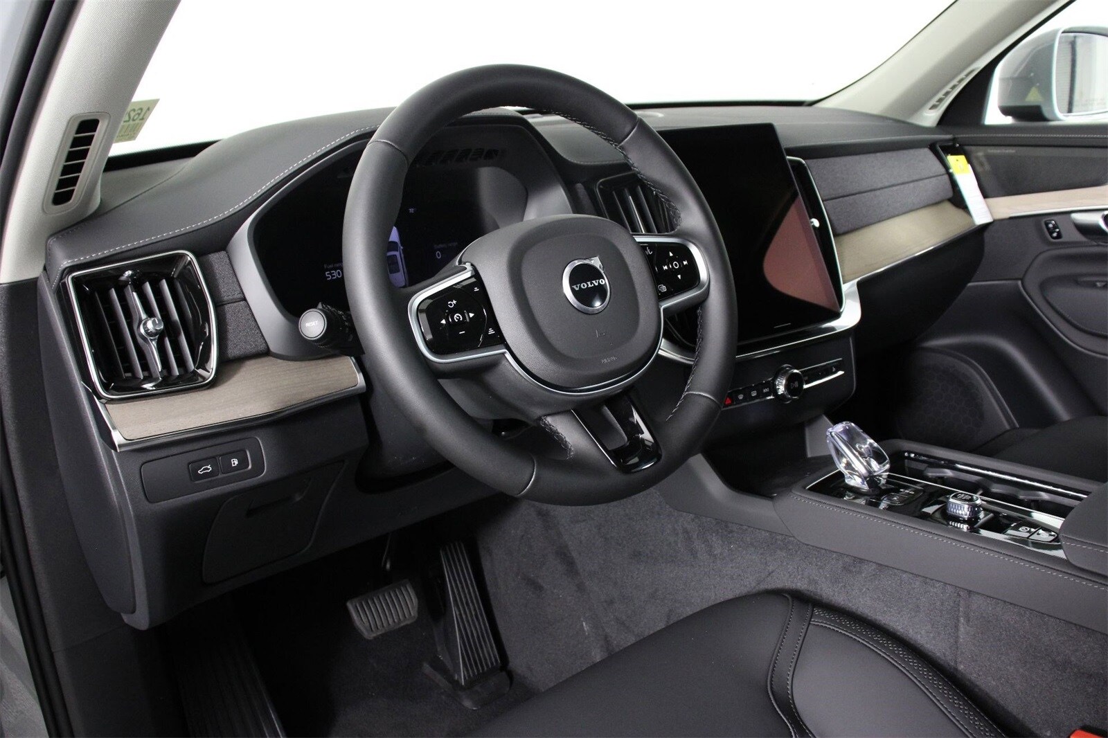 2026 Volvo XC90 Plus - Photo 8