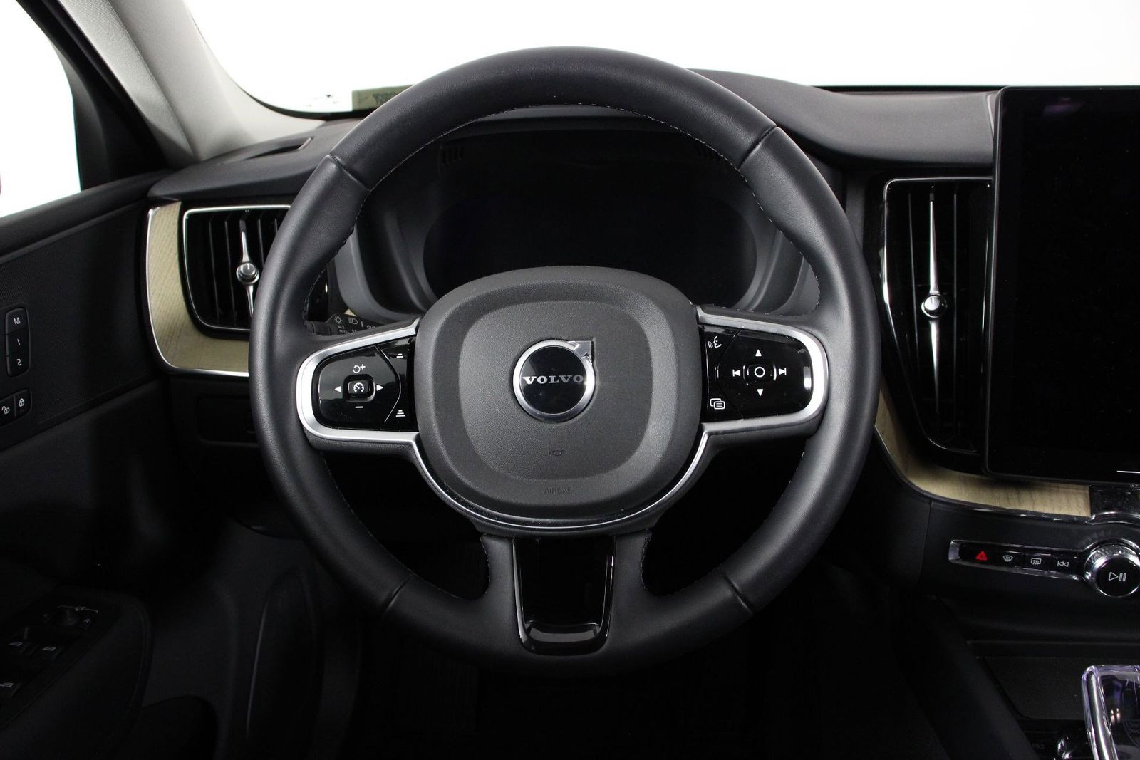 2026 Volvo XC60 B5 Plus photo 3