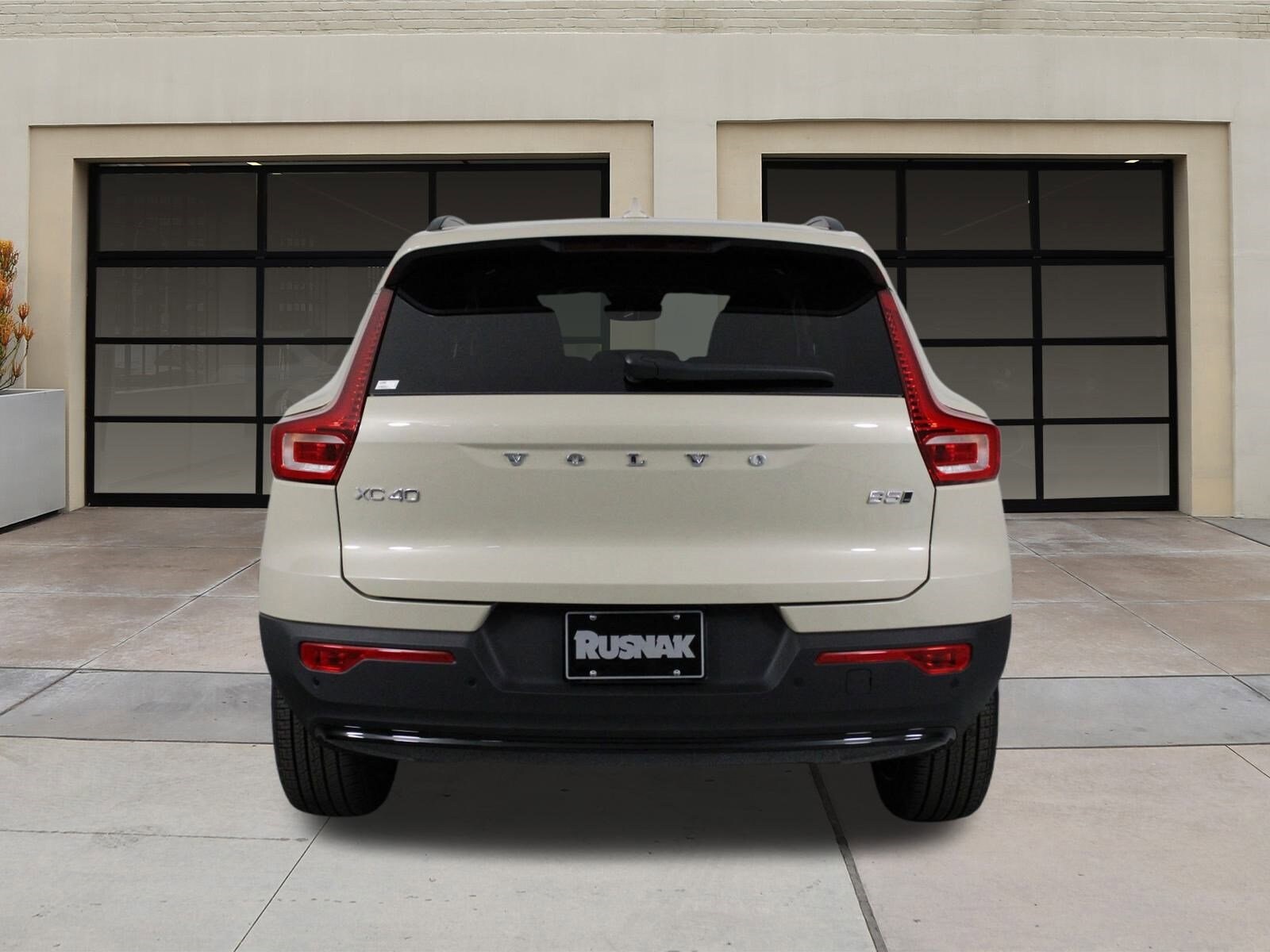 2025 Volvo XC40 photo 4