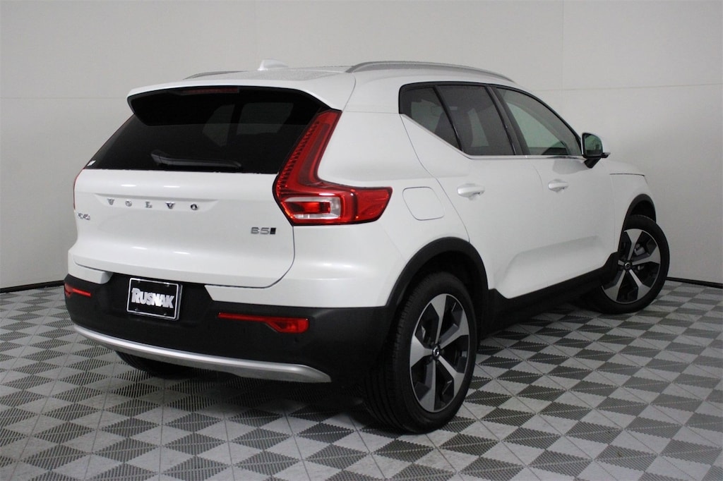 New 2025 Volvo XC40 B5 Core SUV