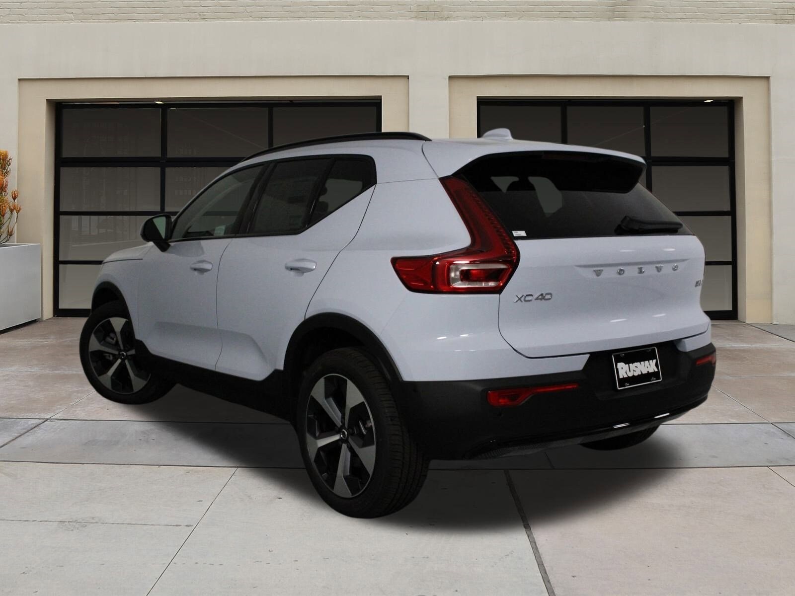 2026 Volvo XC40 Plus photo 2