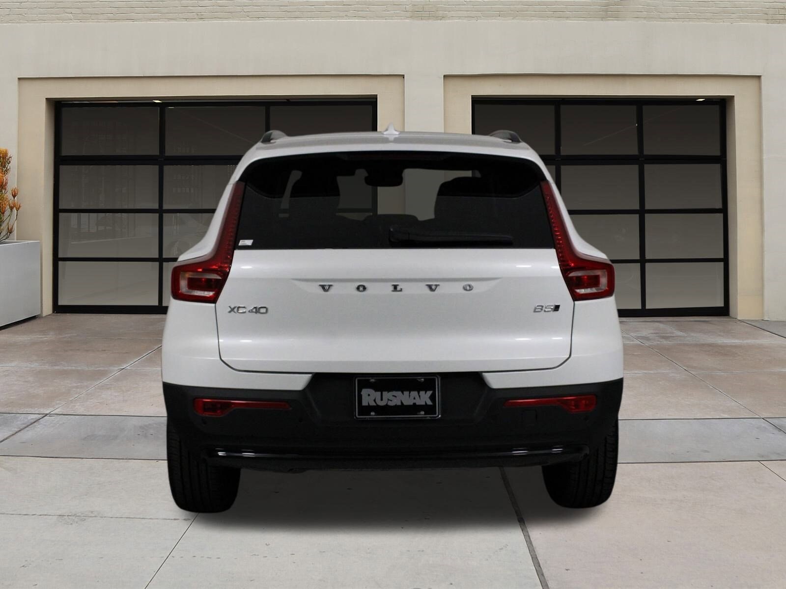 2026 Volvo XC40 Plus photo 3