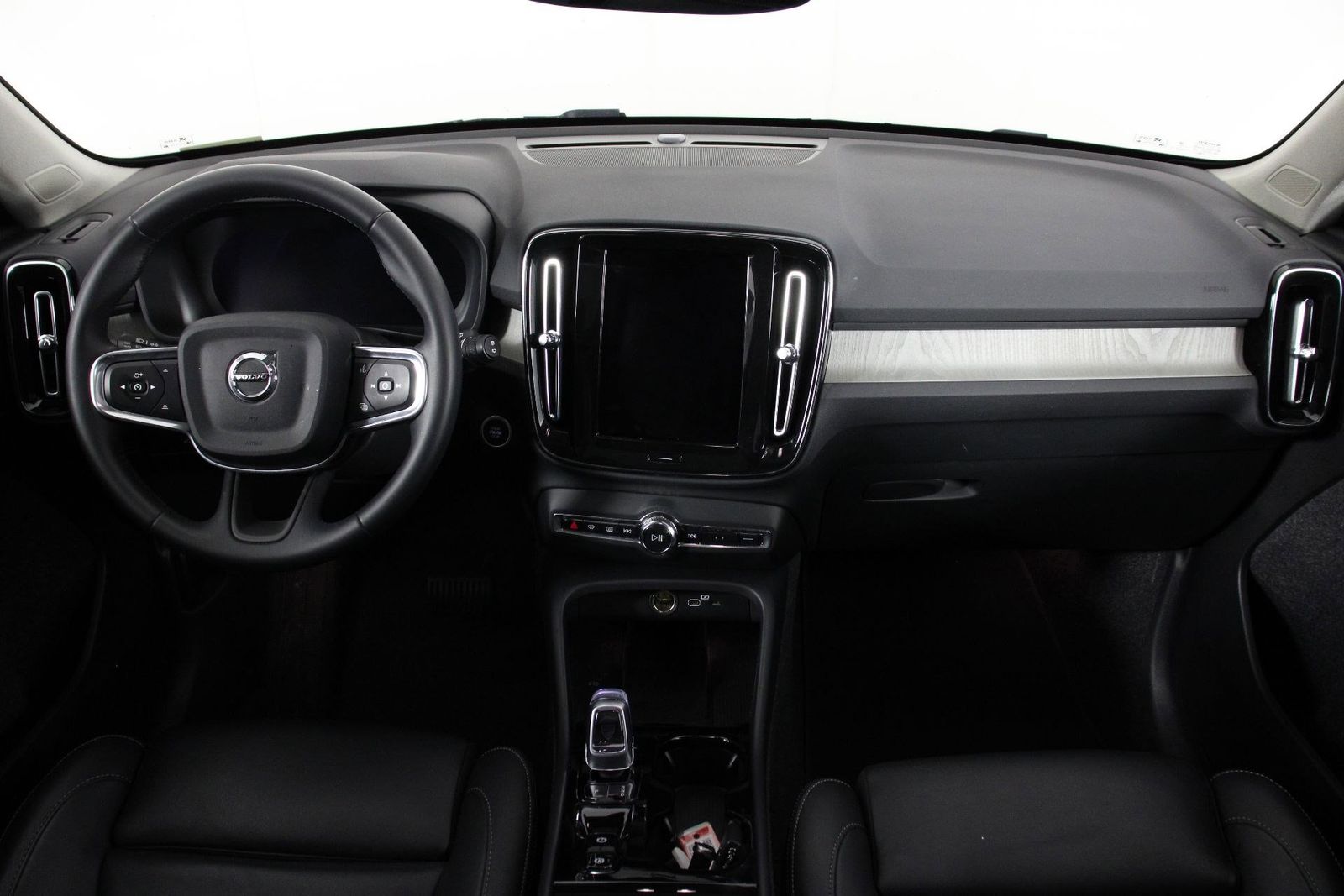 2025 Volvo XC40 B5 Plus Bright Theme photo 6