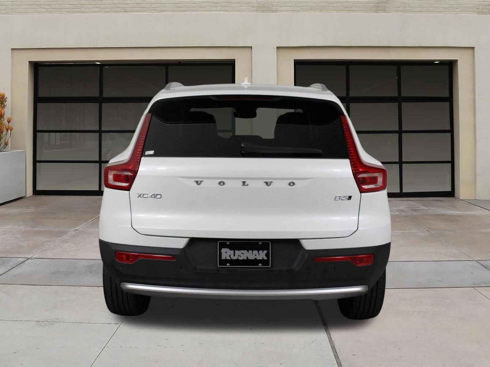 2025 Volvo XC40 B5 Plus Bright Theme photo 4