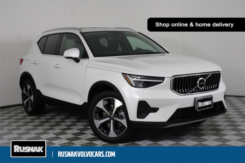 New 2025 Volvo XC40 B5 Core SUV