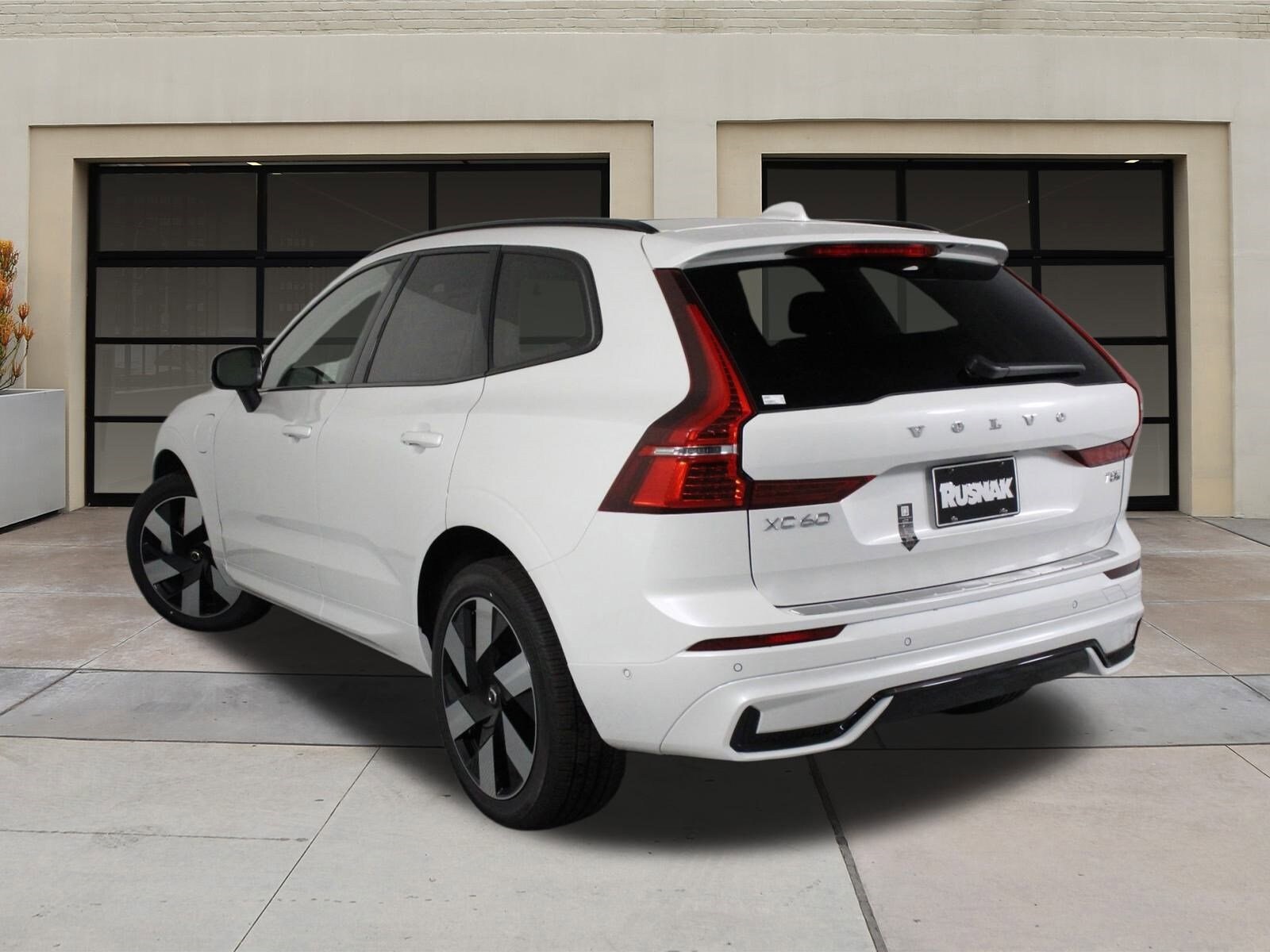 2025 Volvo XC60 Hybrid T8 Plus photo 3