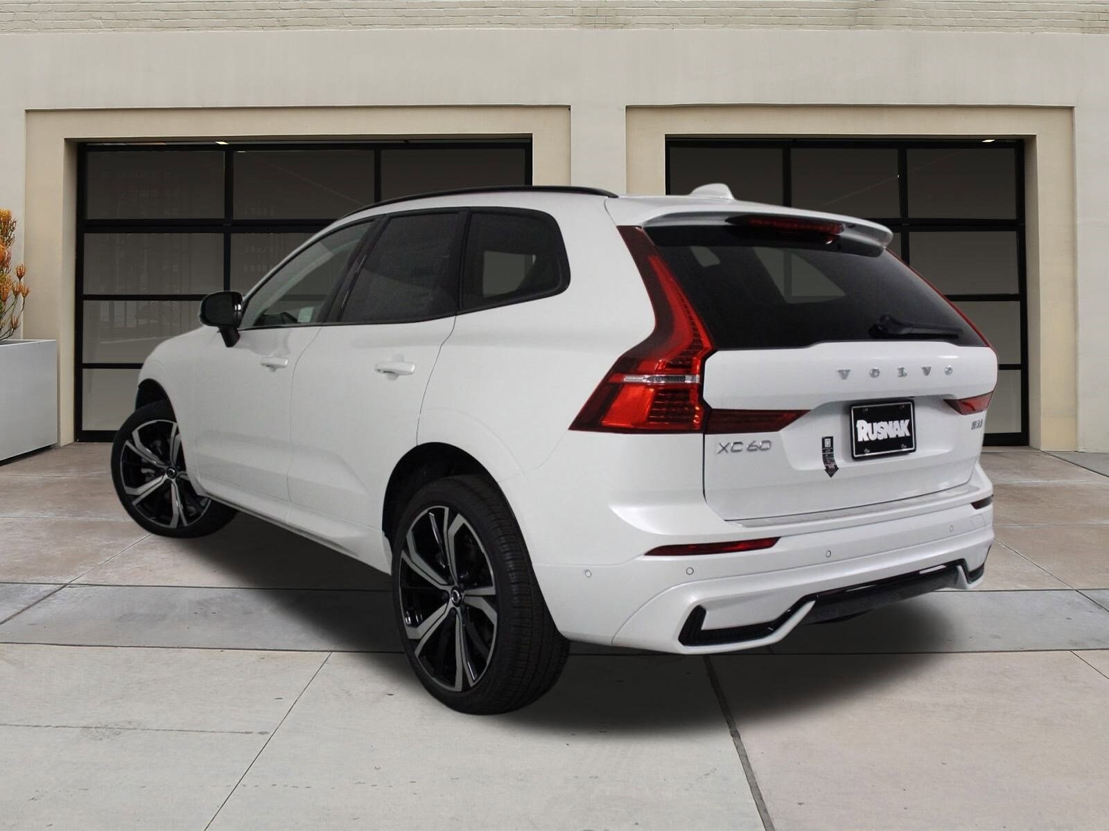 2025 Volvo XC60 B5 photo 3
