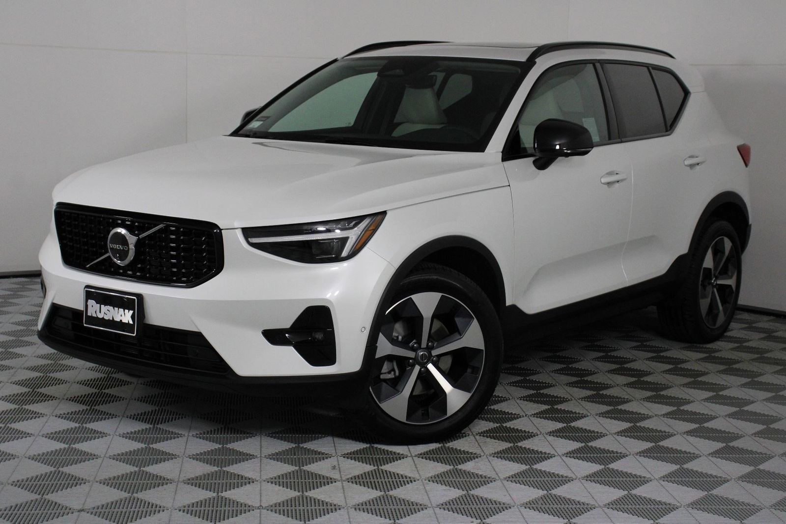 2026 Volvo XC40 B5 Plus photo 2