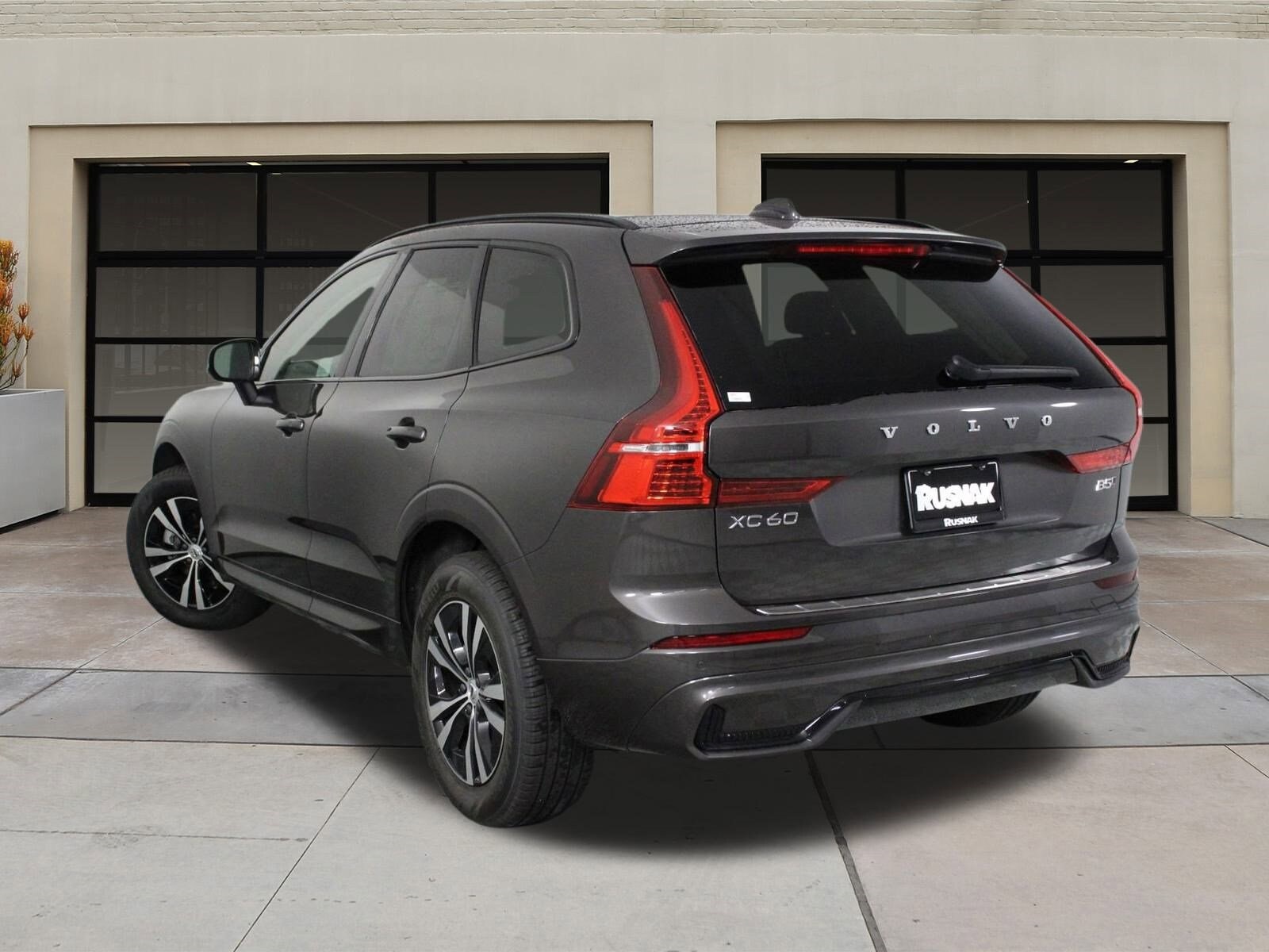 2025 Volvo XC60 B5 Core photo 3