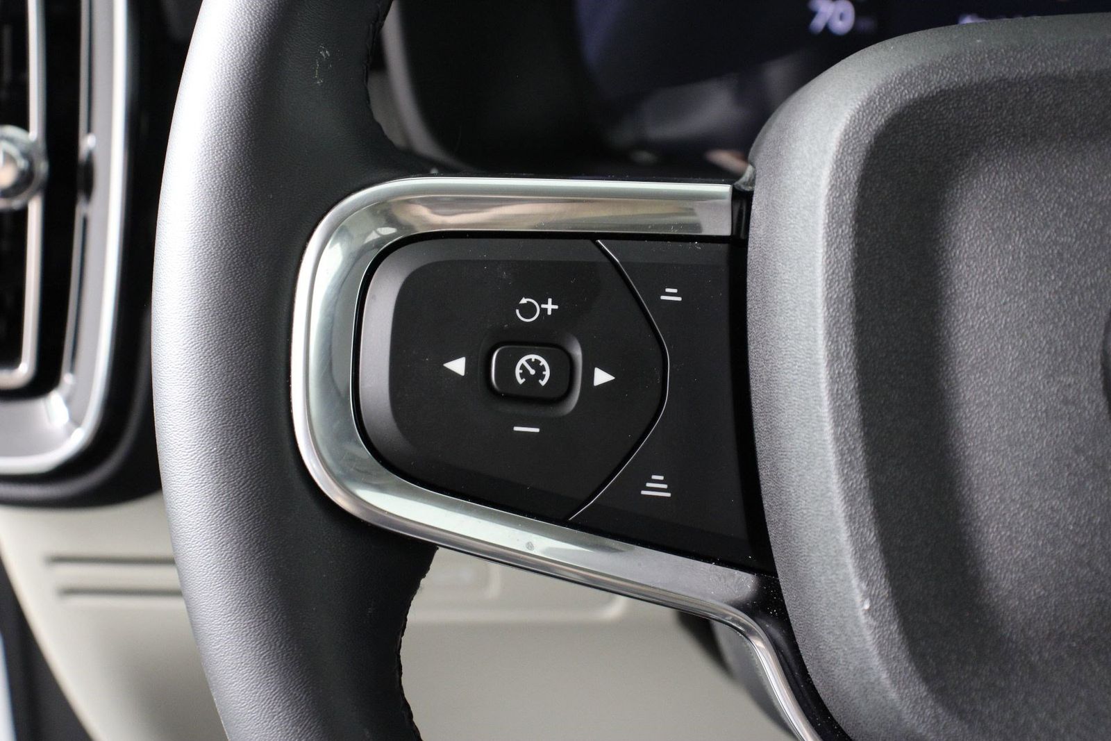 2026 Volvo XC40 Plus - Photo 10