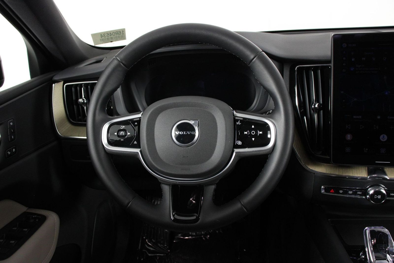 2026 Volvo XC60 B5 Plus photo 3