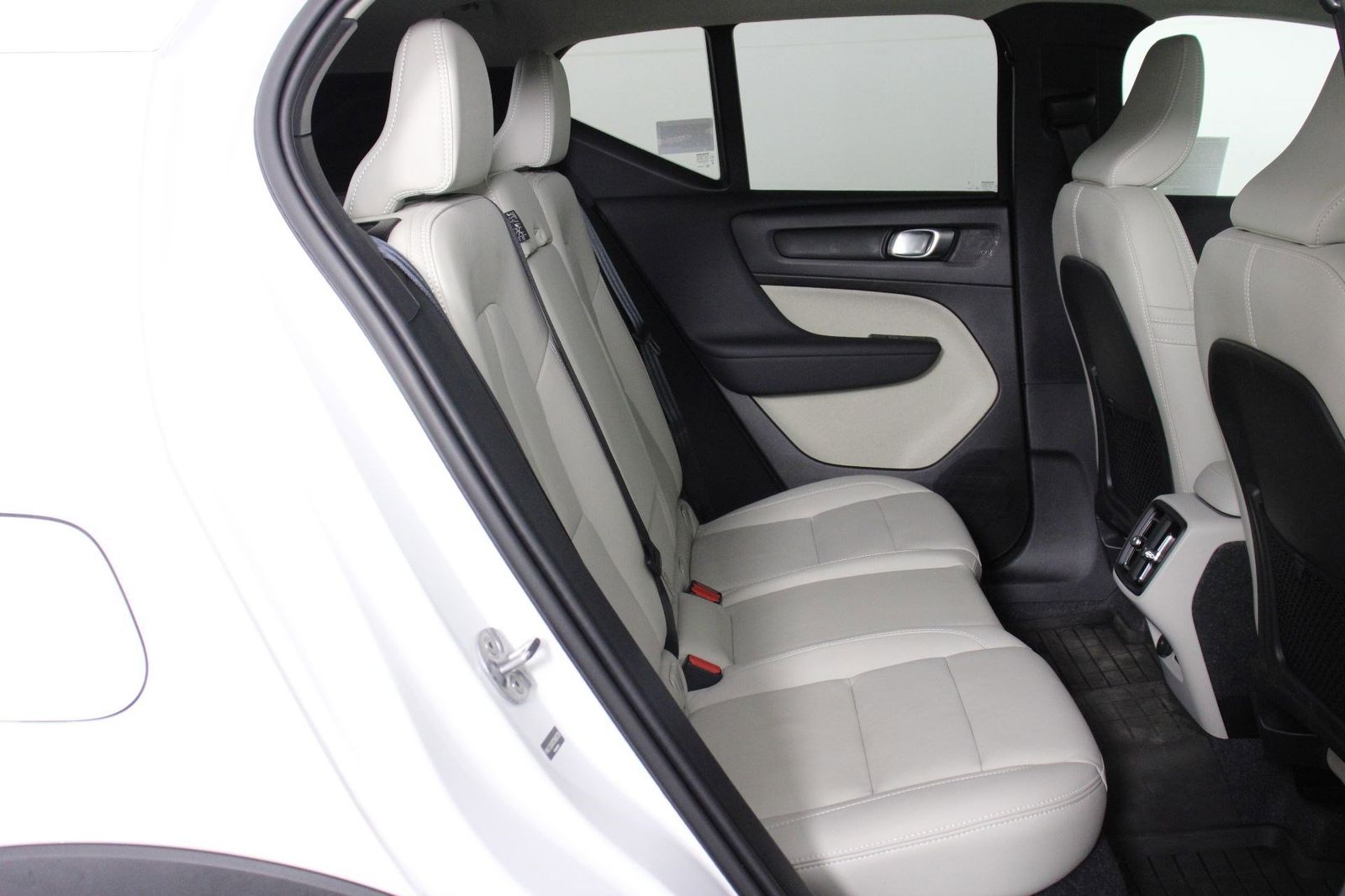2026 Volvo XC40 Plus - Photo 30