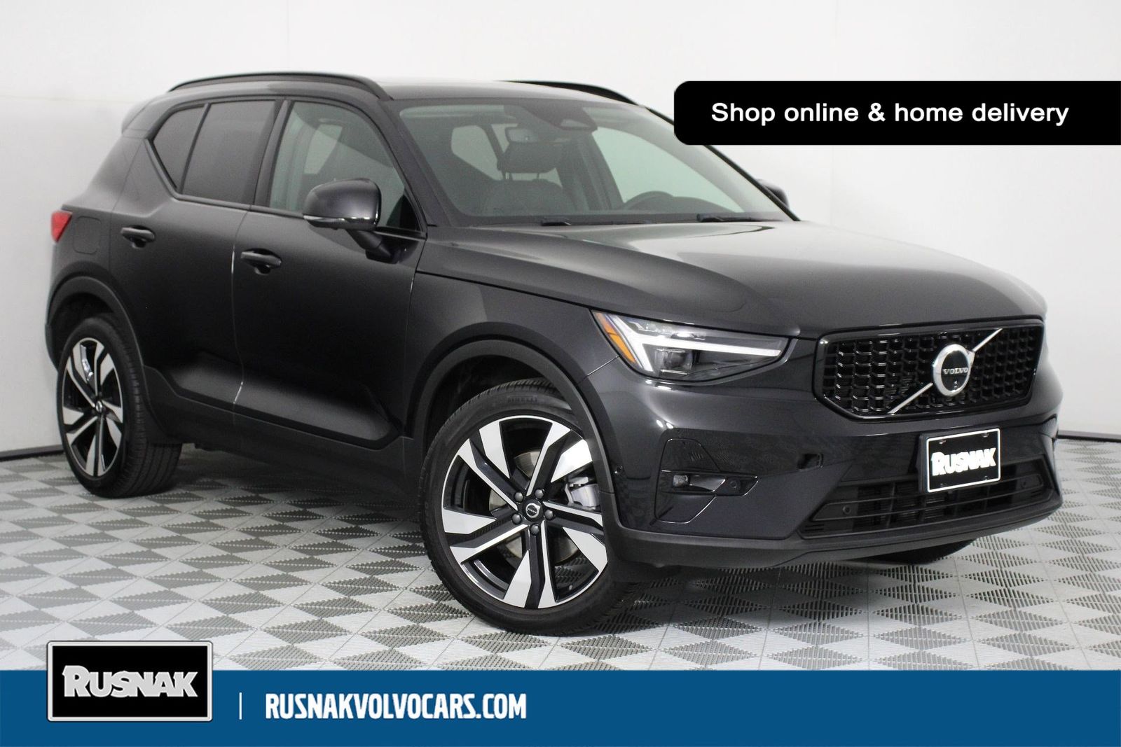 2025 Volvo XC40 B5 Plus Dark AWD's photo