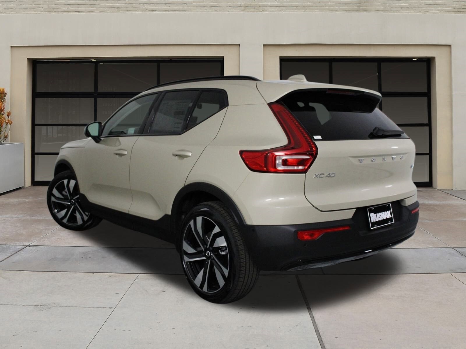 2025 Volvo XC40 photo 3