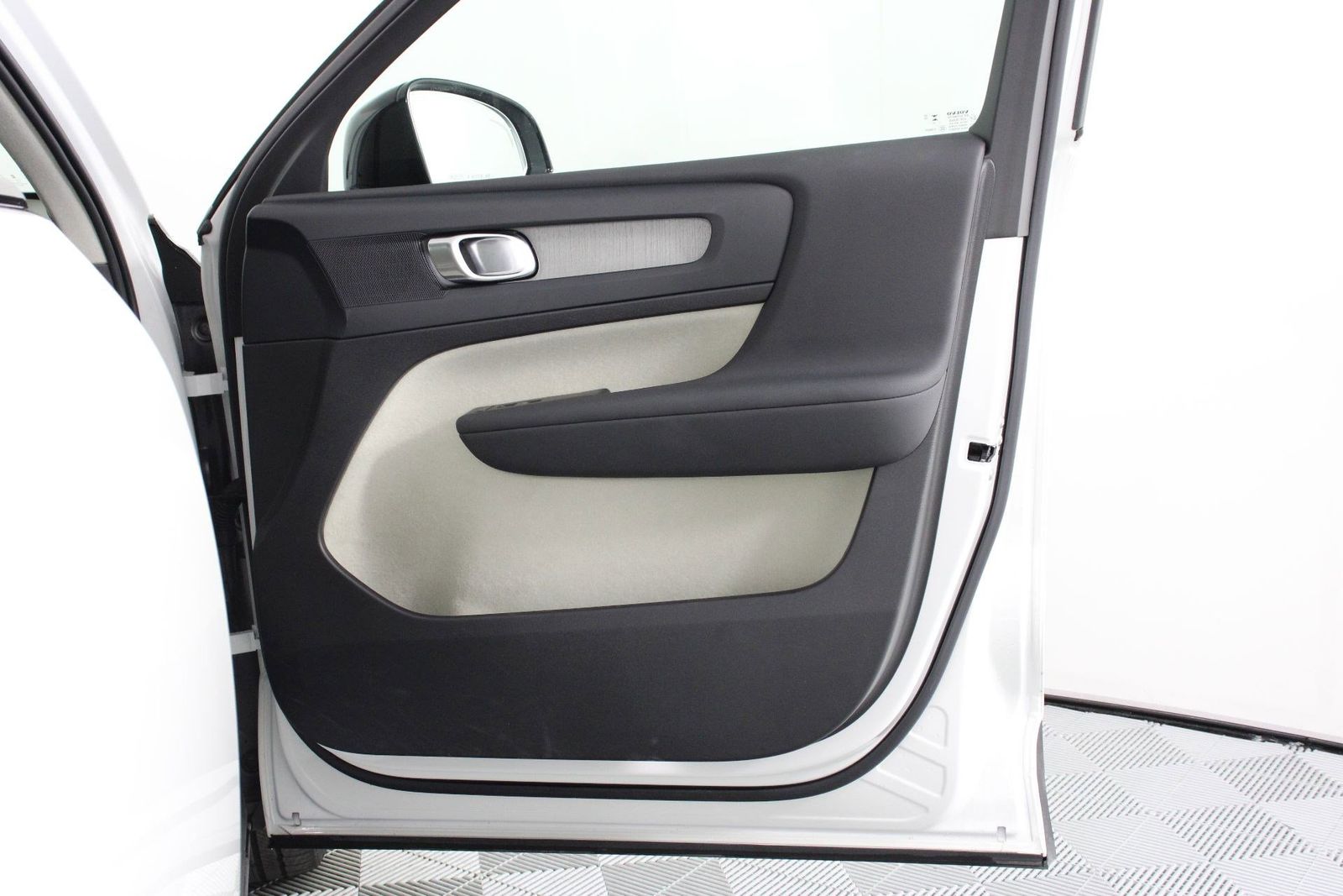 2026 Volvo XC40 Plus - Photo 21