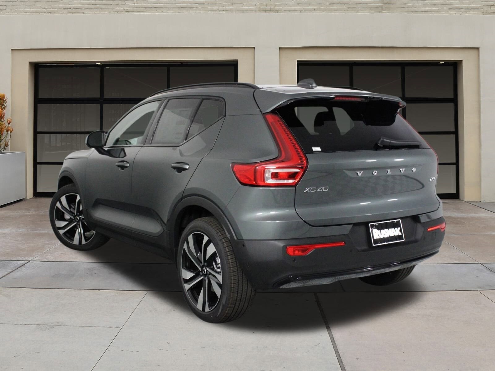 2026 Volvo XC40 photo 2