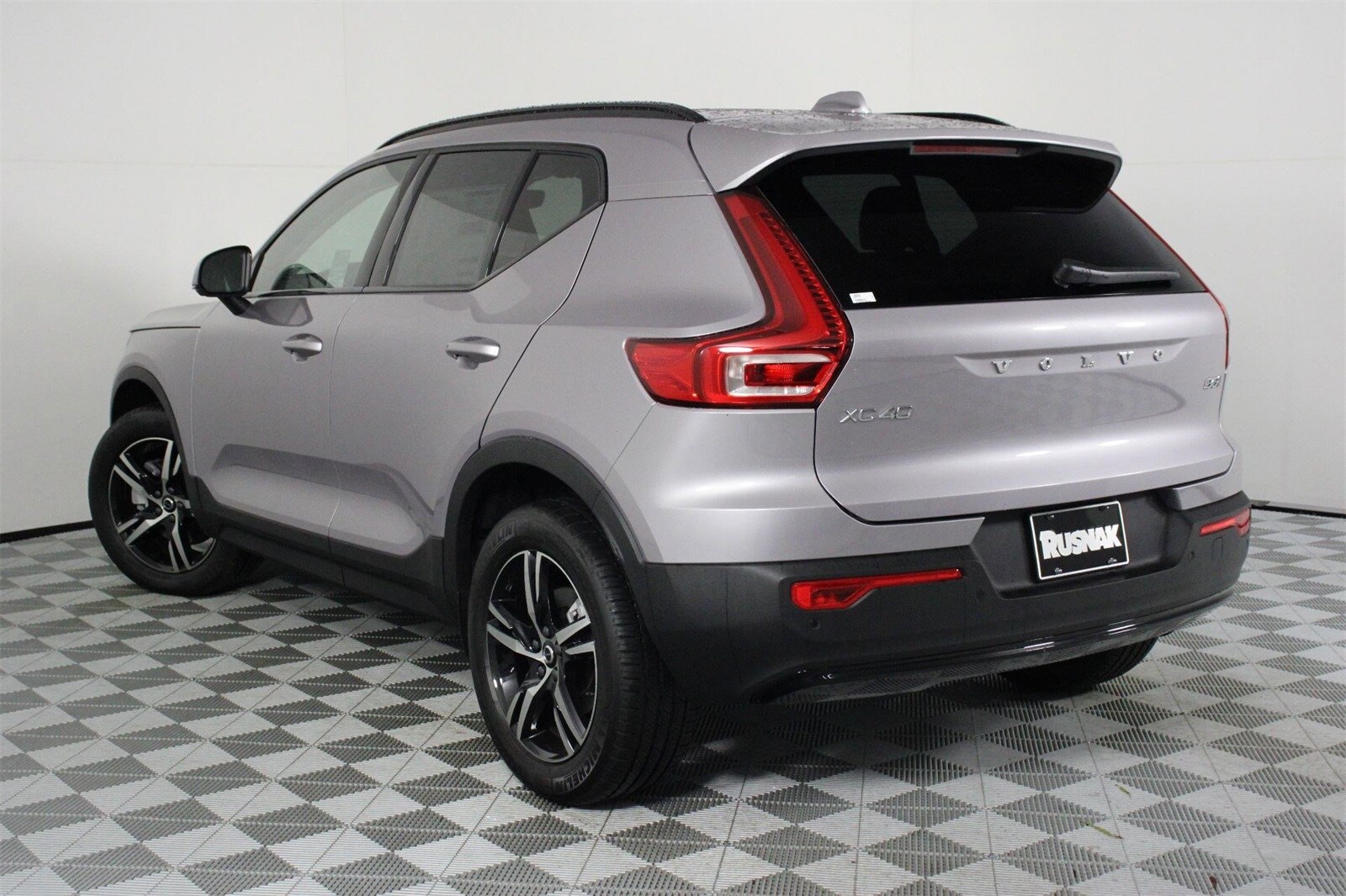 2026 Volvo XC40 Core photo 2