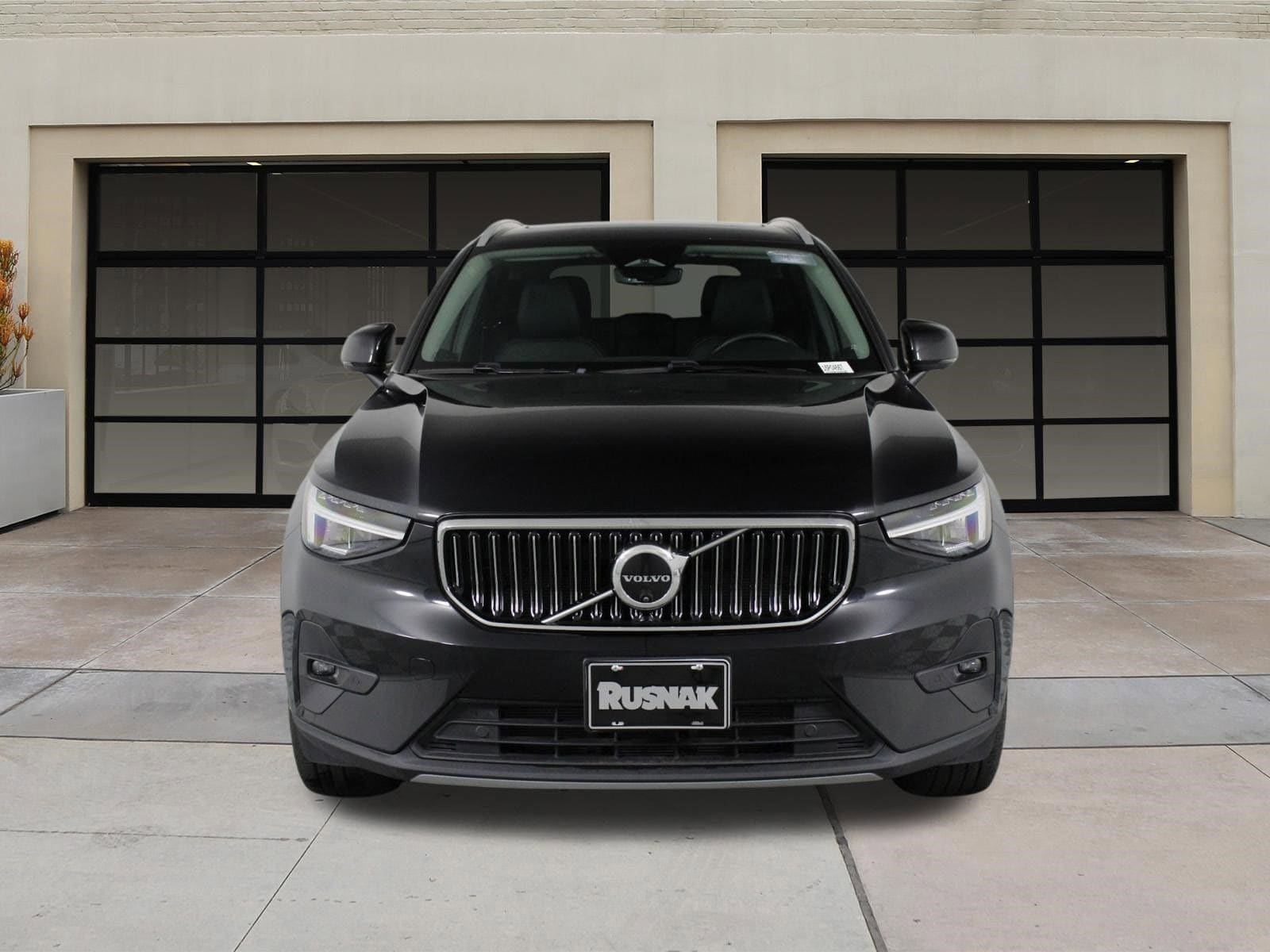 2025 Volvo XC40 B5 Plus Bright Theme photo 5